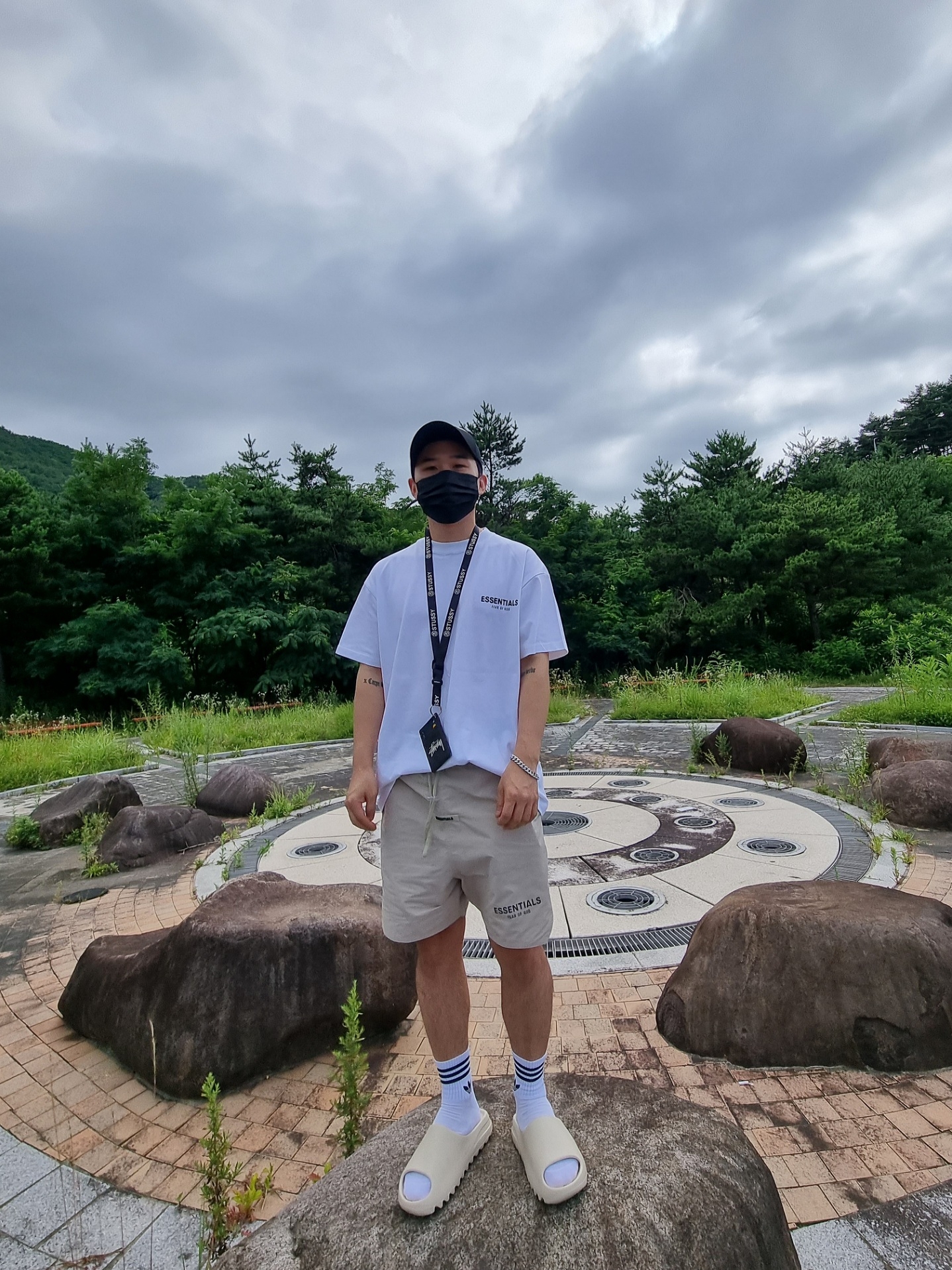 Adidas Yeezy Slide Bone, Essentials Volley Shorts Moss - 20SS 착용 스타일