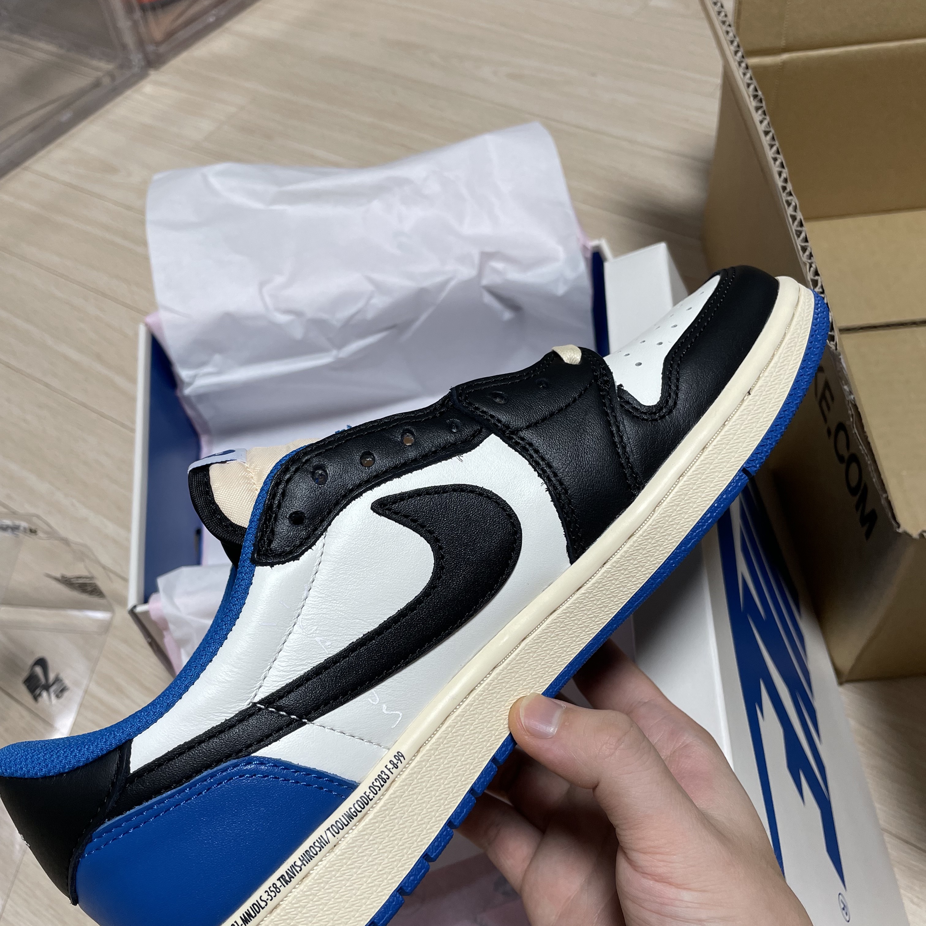 Jordan 1 x Travis Scott x Fragment Retro Low OG SP Military Blue 착용 스타일 - 3