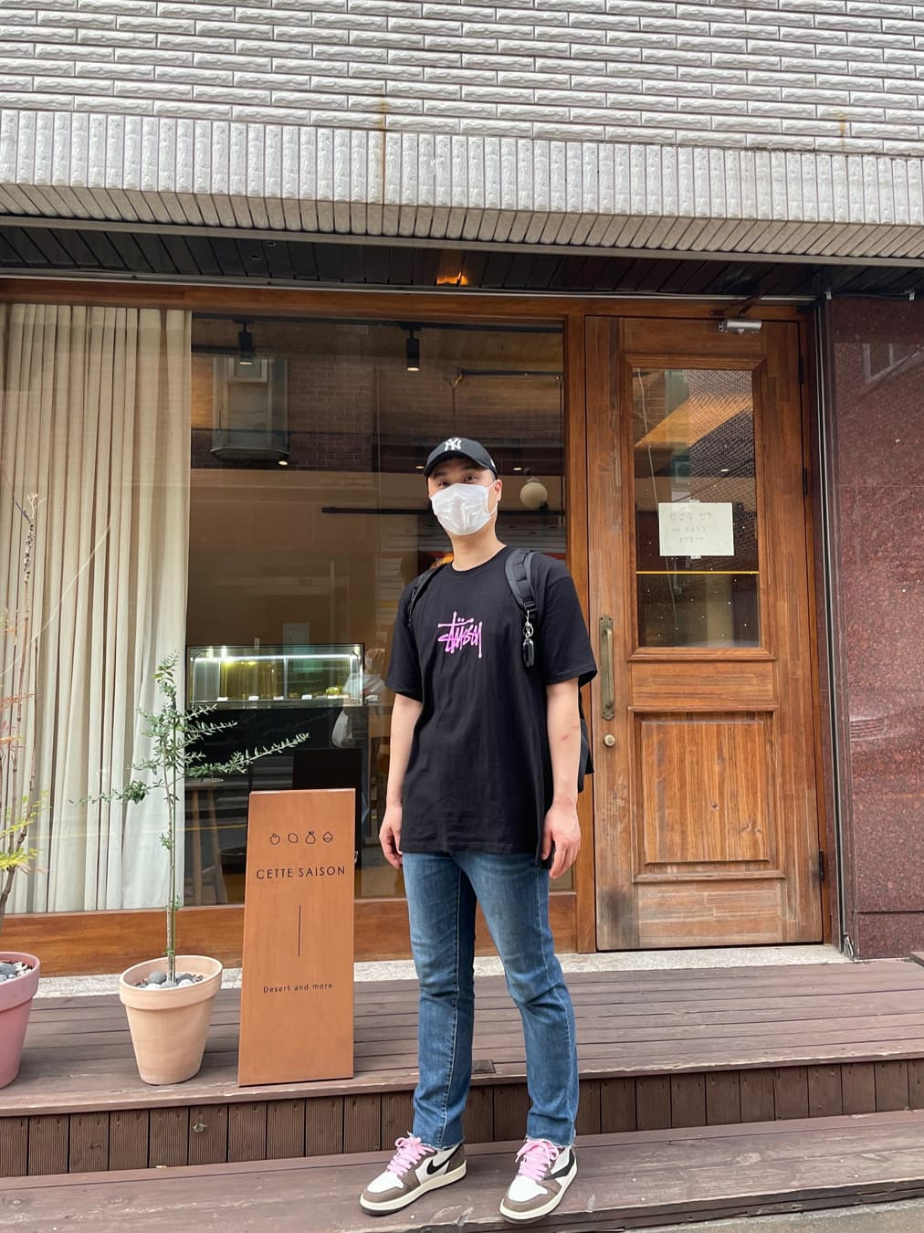 Jordan 1 x Travis Scott Retro High OG SP Mocha, Stussy Gel Stock T-Shirt Black 착용 스타일