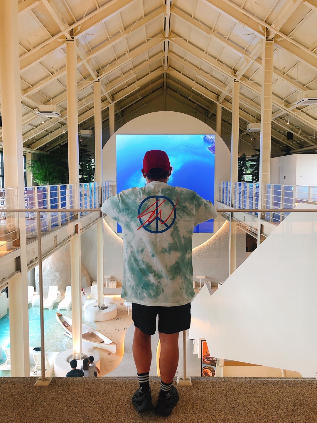 Adidas Yeezy Foam RNNR Mineral Blue, Essentials Volley Shorts Black - 20FW 착용 스타일 - 1