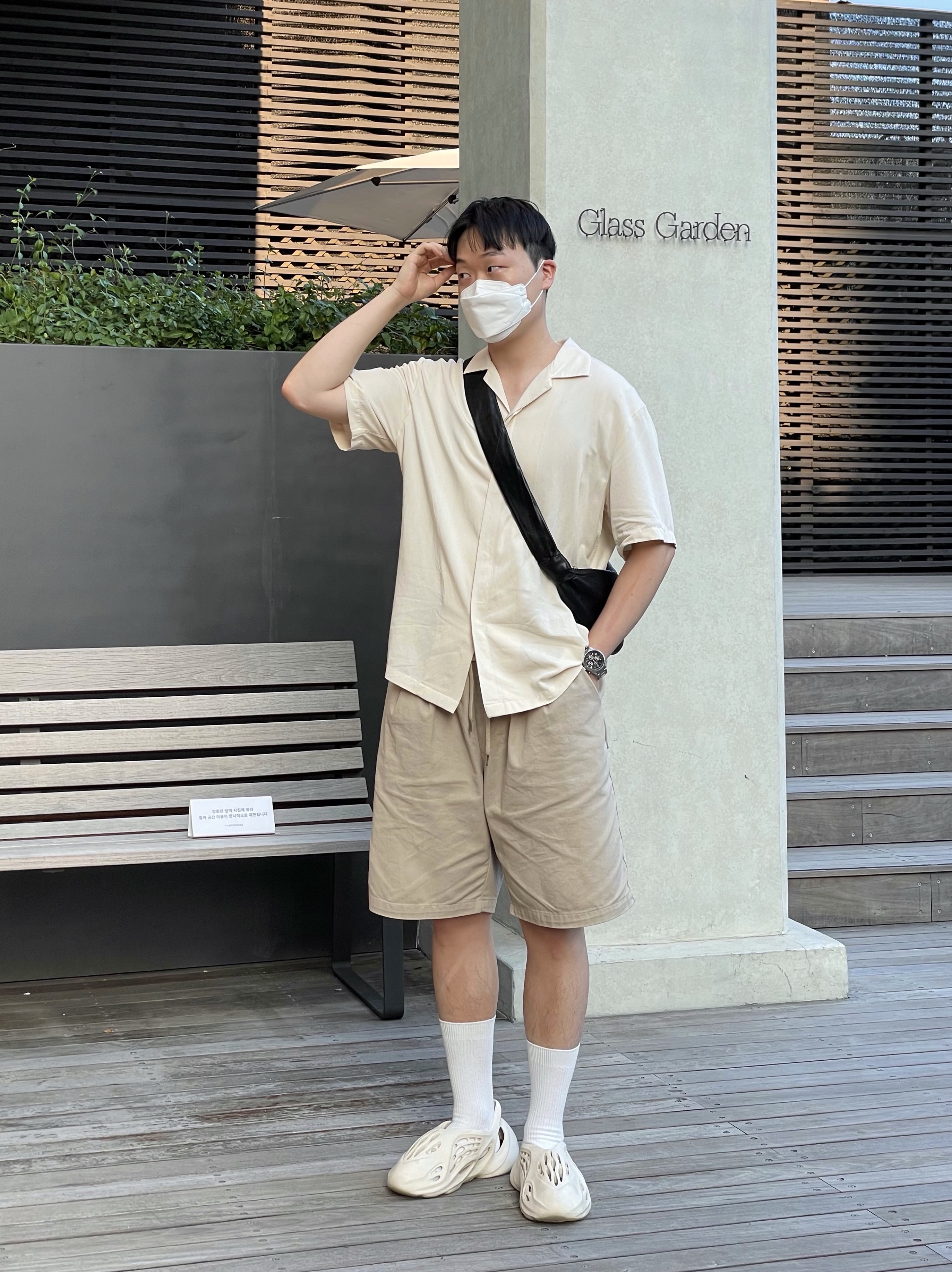 Adidas Yeezy Foam RNNR Sand, Lemaire Small Croissant Bag Soft Nappa Leather Black 착용 스타일 - 2