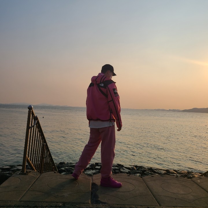 Supreme x The North Face Summit Series Outer Tape Seam Jacket Pink - 21SS, Nike x Ambush Dunk High Cosmic Fuchsia 착용 스타일