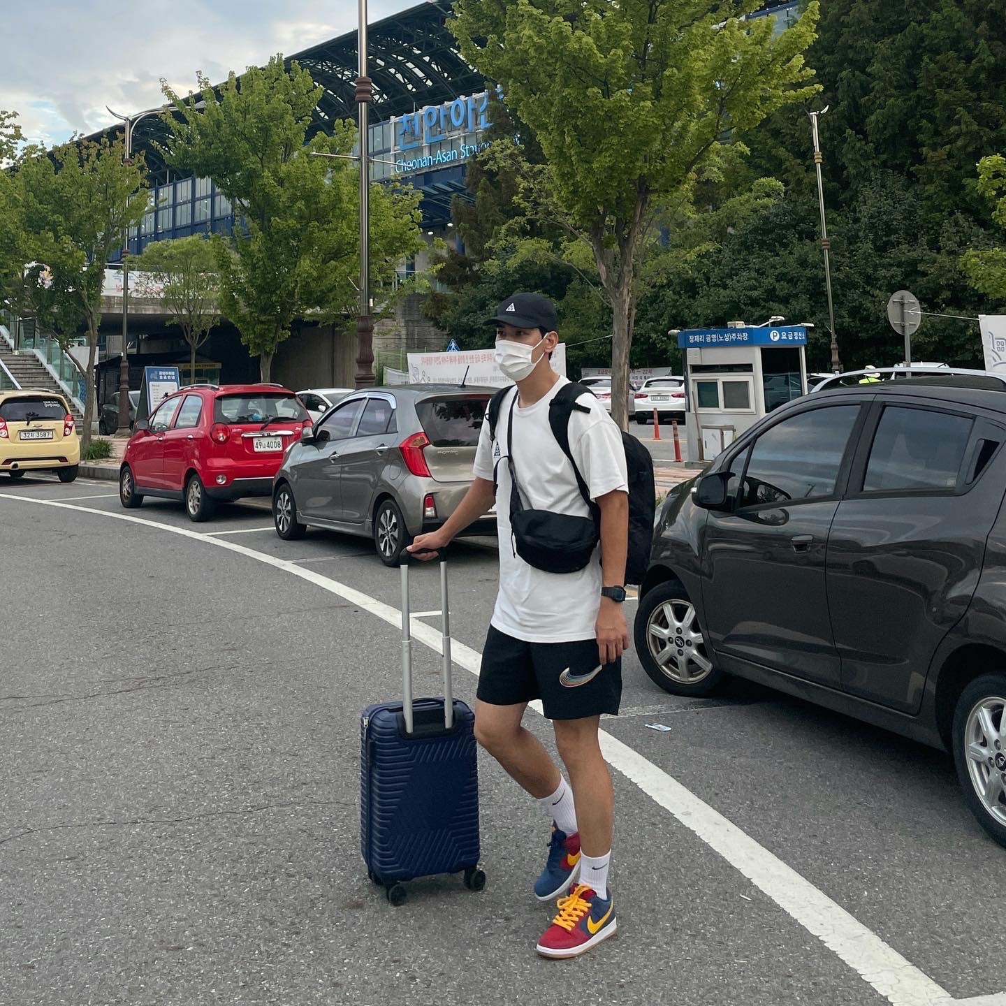 Nike ACG Logo T-Shirt Summit White Black - US/EU, Nike ACG Be True Trail Shorts Black - Asia 착용 스타일 - 1