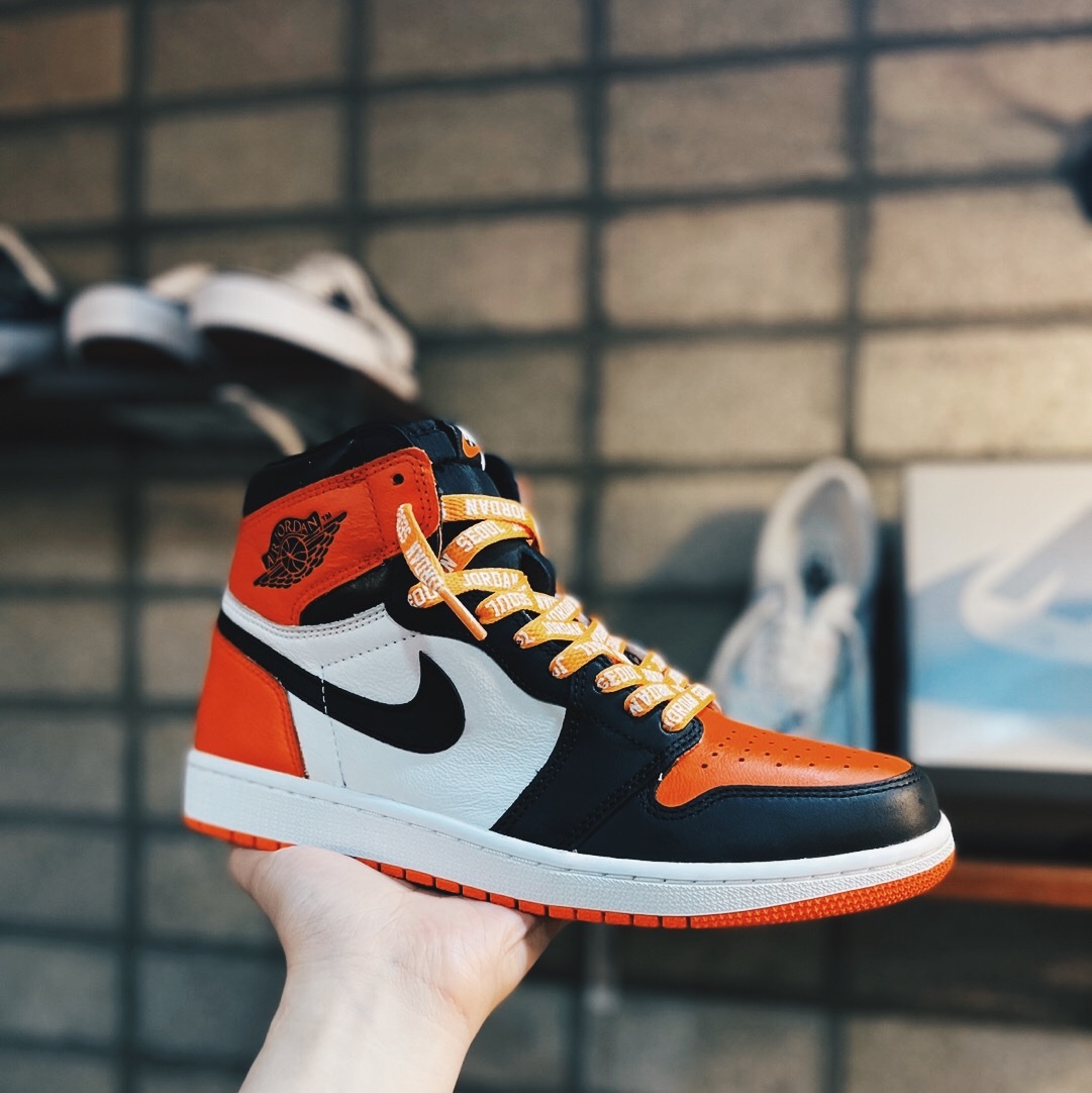 Jordan 1 Retro High OG Electro Orange 착용 스타일
