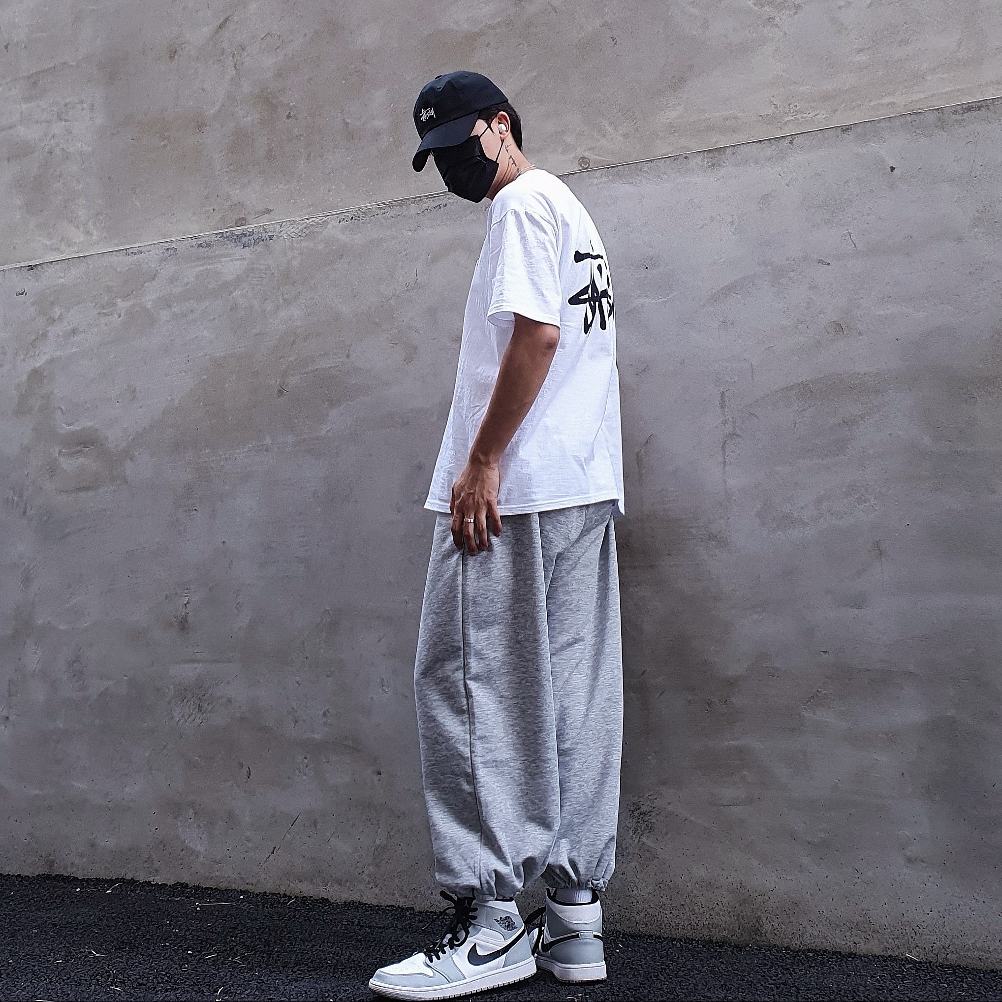 Jordan 1 Mid Light Smoke Grey, Stussy Basic Stussy T-Shirt White 2021 착용 스타일 - 1
