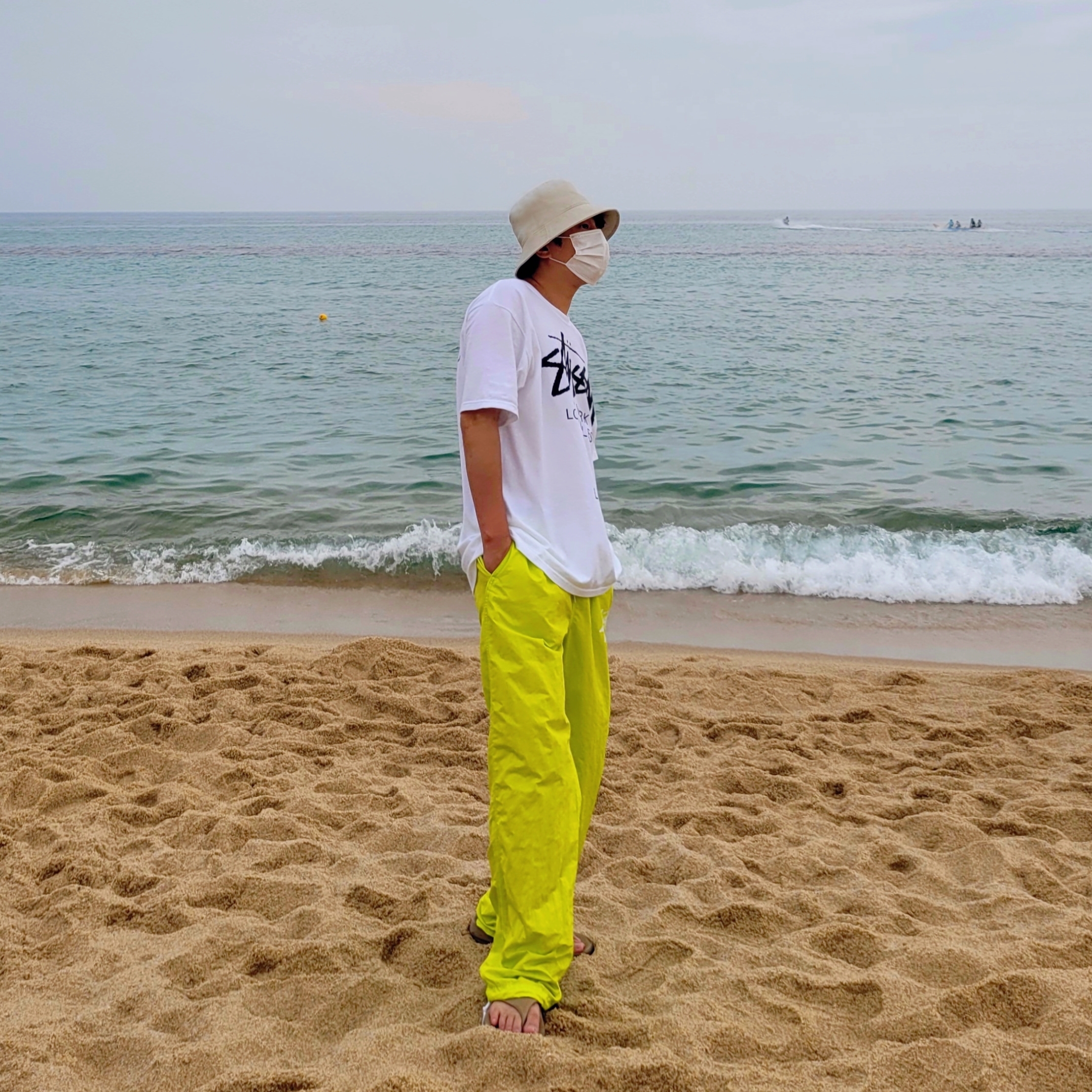 Oofos OOriginal Taupe, Stussy World Tour T-Shirt White 착용 스타일