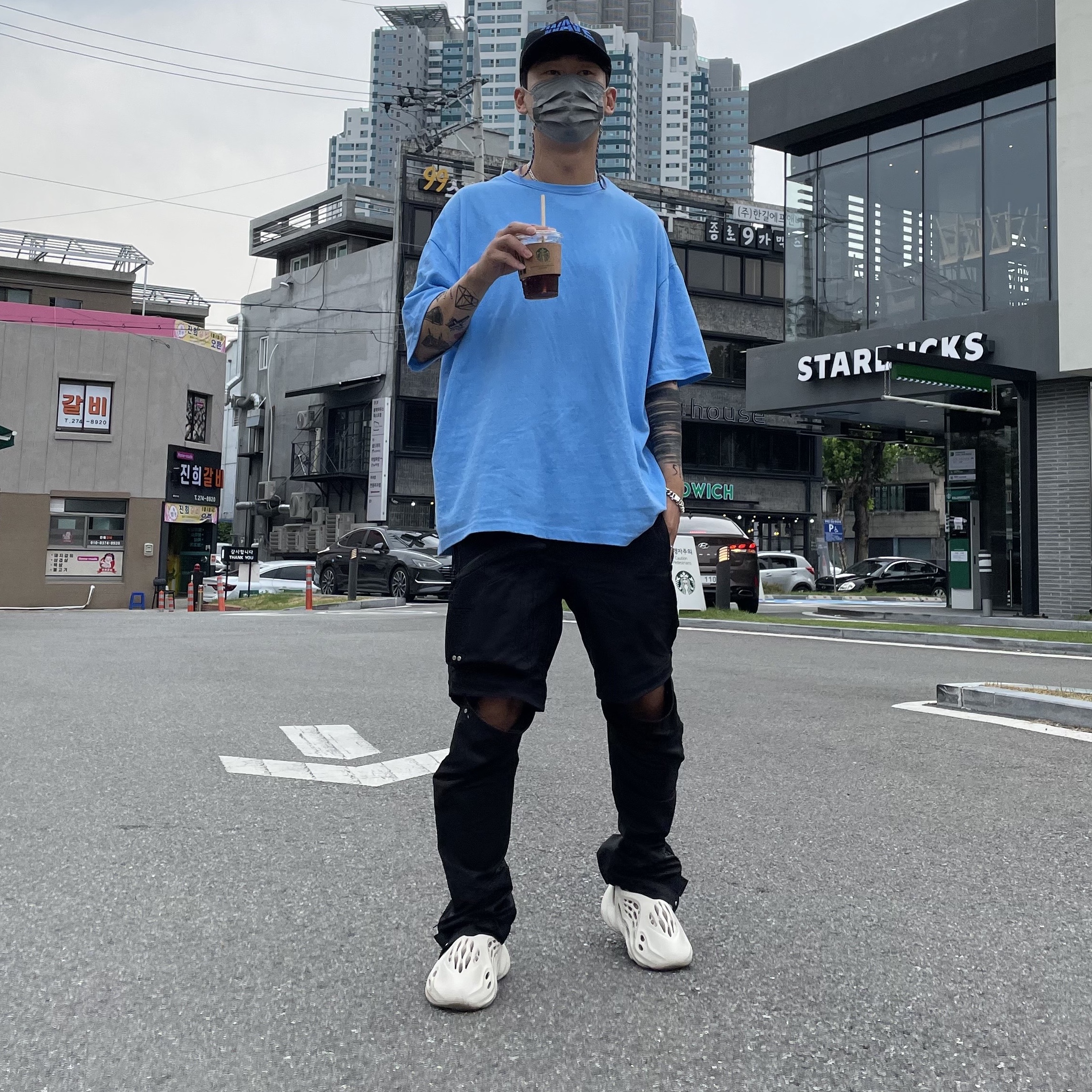 Adidas Yeezy Foam RNNR Sand 착용 스타일 - 3
