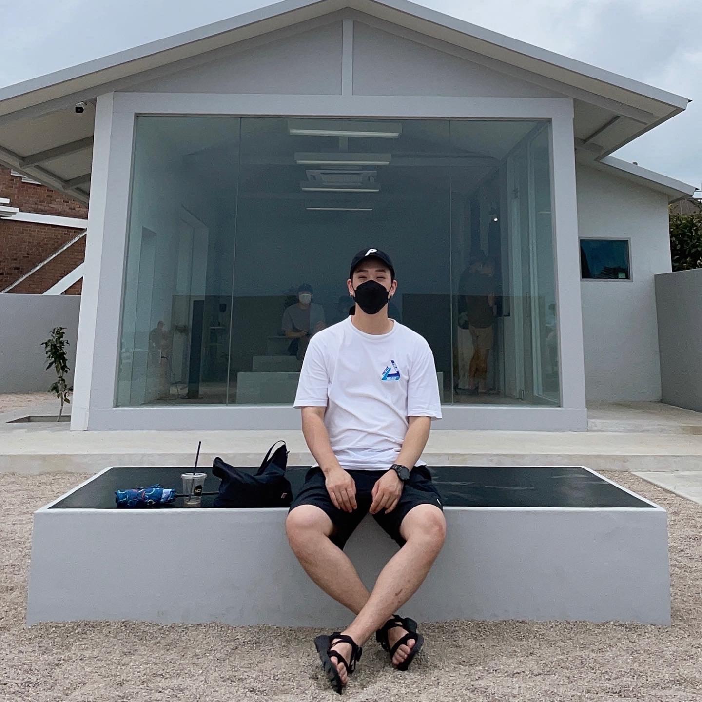 Palace Tri-Donator T-Shirt White - 20SS, Palace P 6-Panel Black 착용 스타일