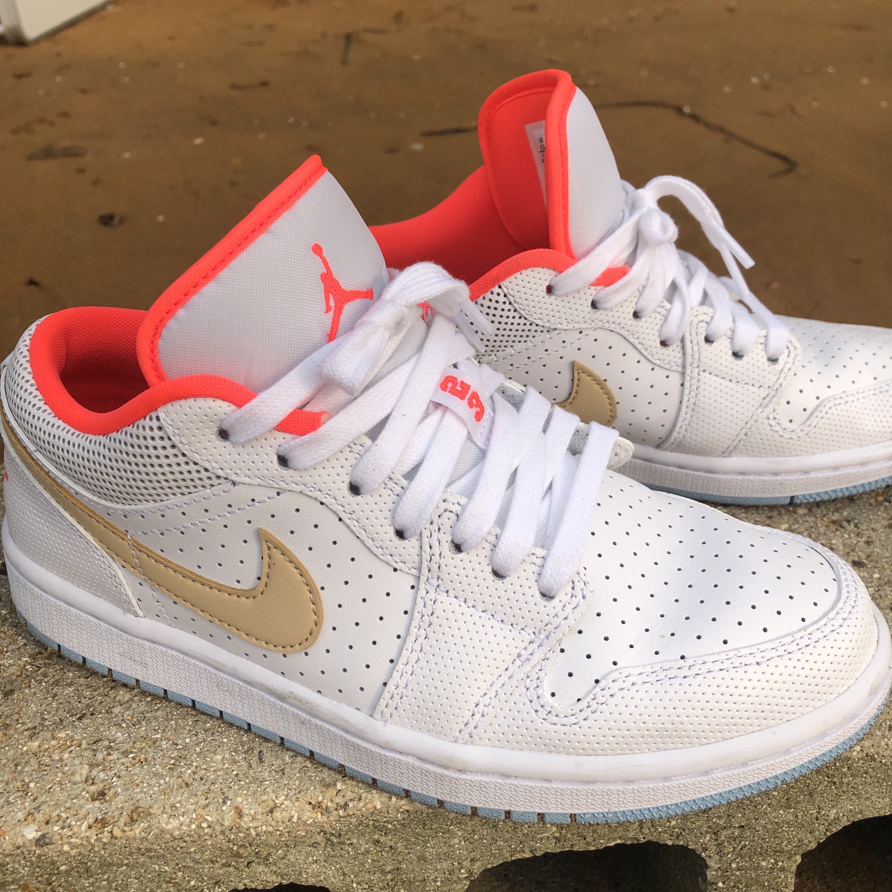 (W) Jordan 1 Low SE White Sesame 착용 스타일 - 1