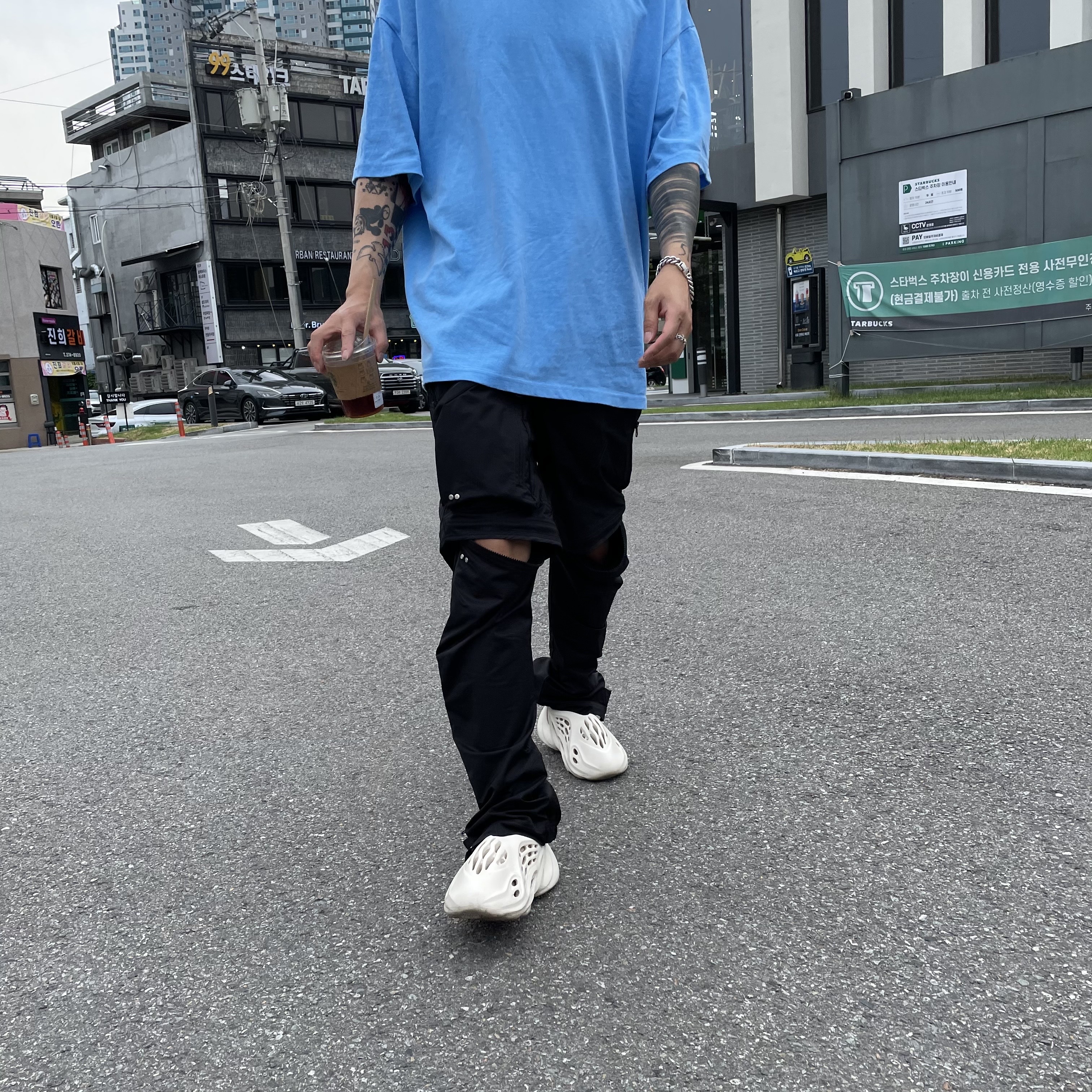Adidas Yeezy Foam RNNR Sand 착용 스타일 - 2