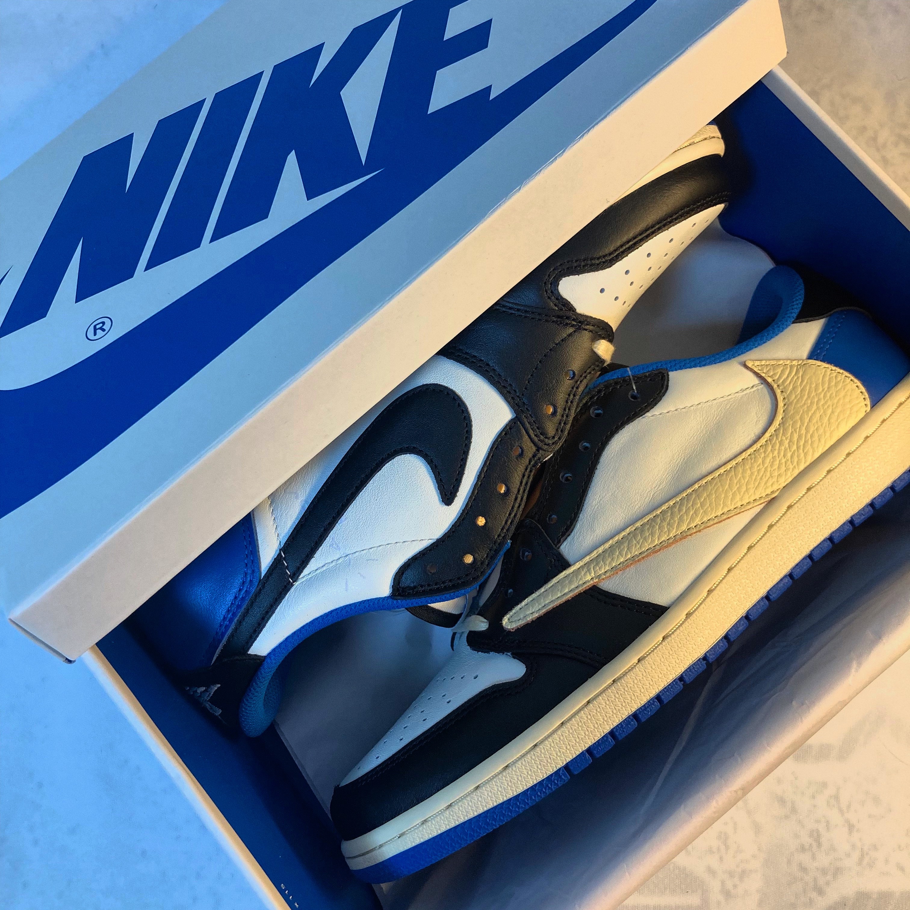 Jordan 1 x Travis Scott x Fragment Retro Low OG SP Military Blue 착용 스타일 - 1