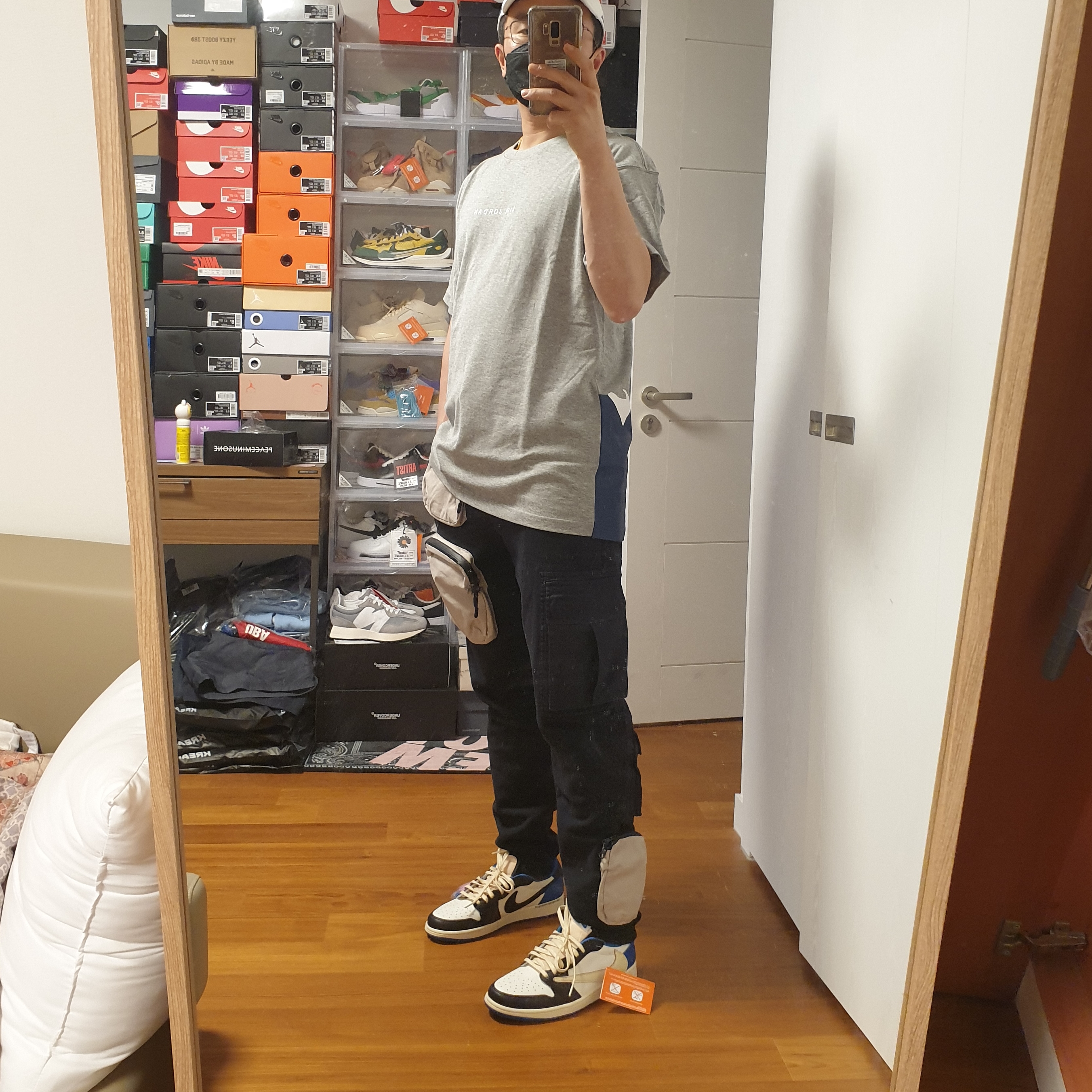 Jordan 1 x Travis Scott x Fragment Retro Low OG SP Military Blue, Nike x Travis Scott NRG AG Utility Sweatpants Black 착용 스타일 - 2