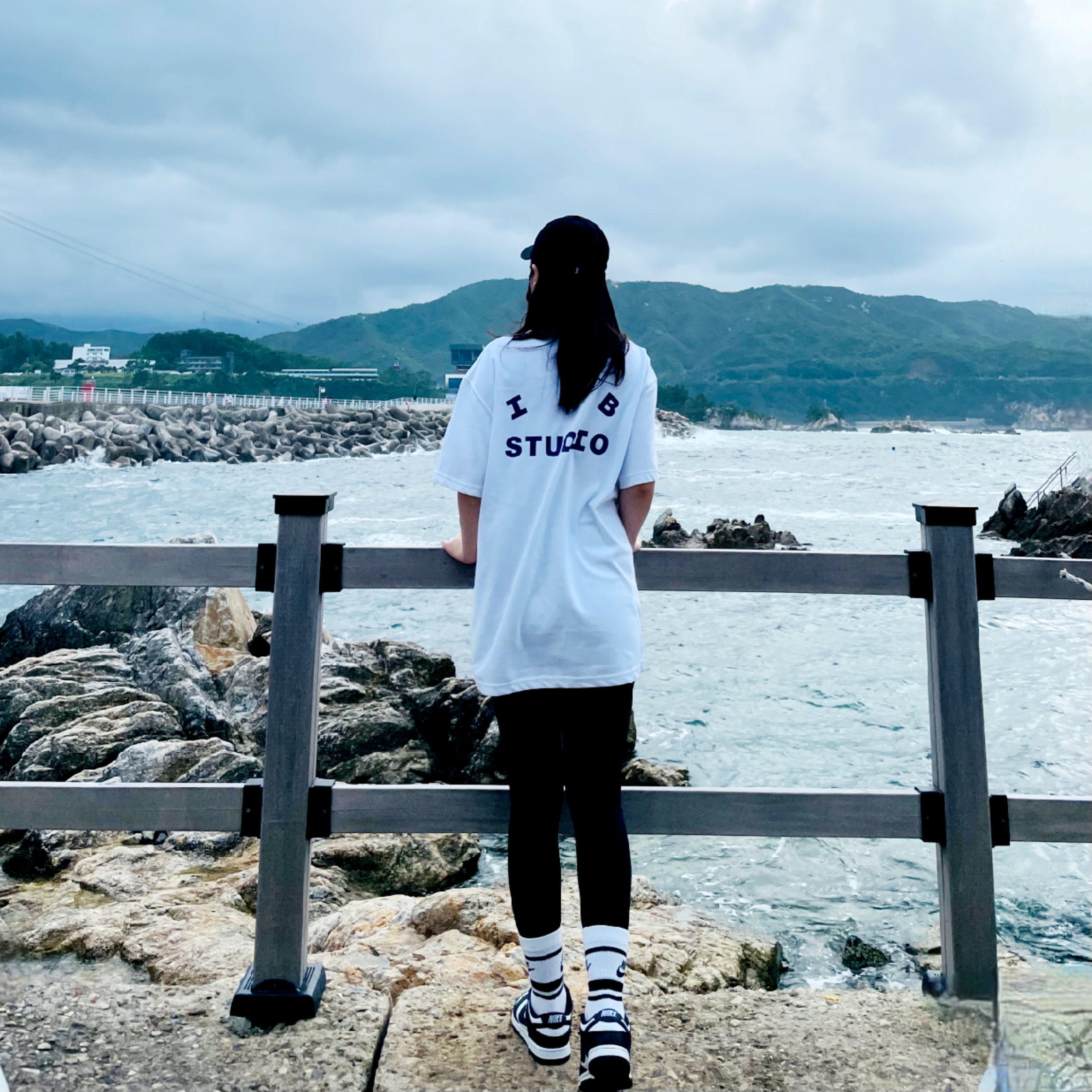 IAB Studio T-Shirt White, (W) Nike Dunk Low Black 착용 스타일 - 2