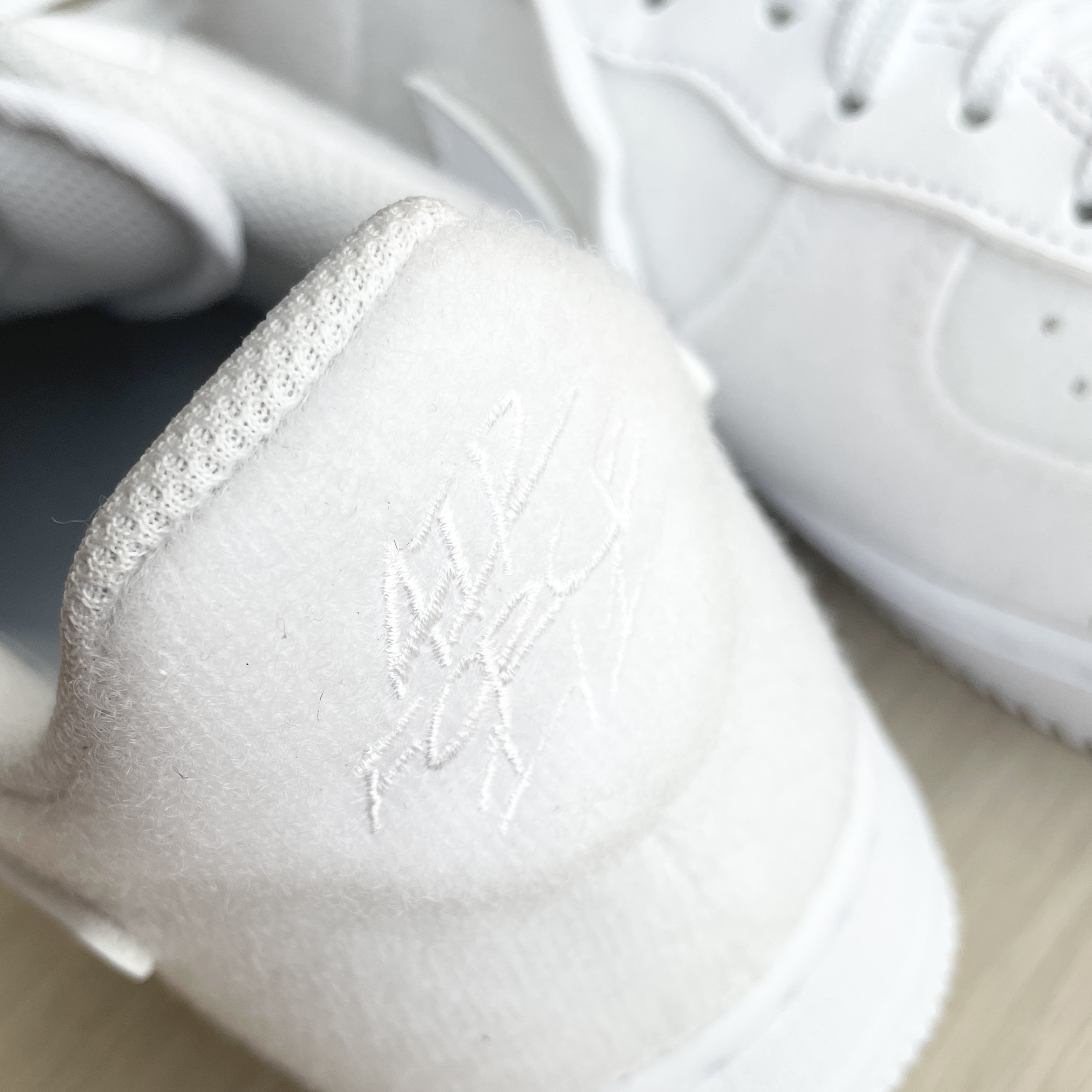 Nike Air Force 1/1 Triple White 착용 스타일 - 3
