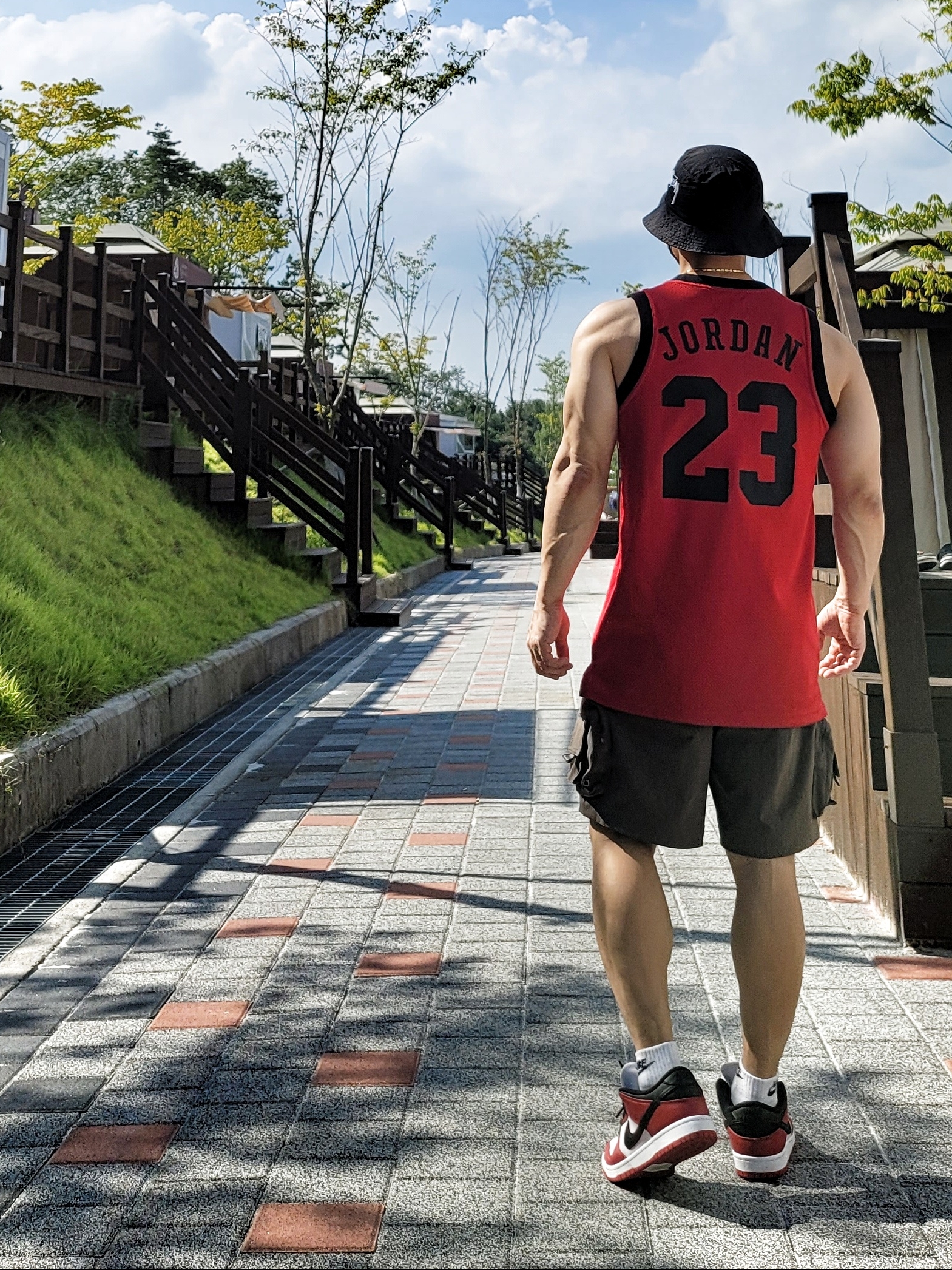Nike x Stussy Bucket Hat Black, Nike ACG Cargo Shorts Ironstone - Asia 착용 스타일 - 1