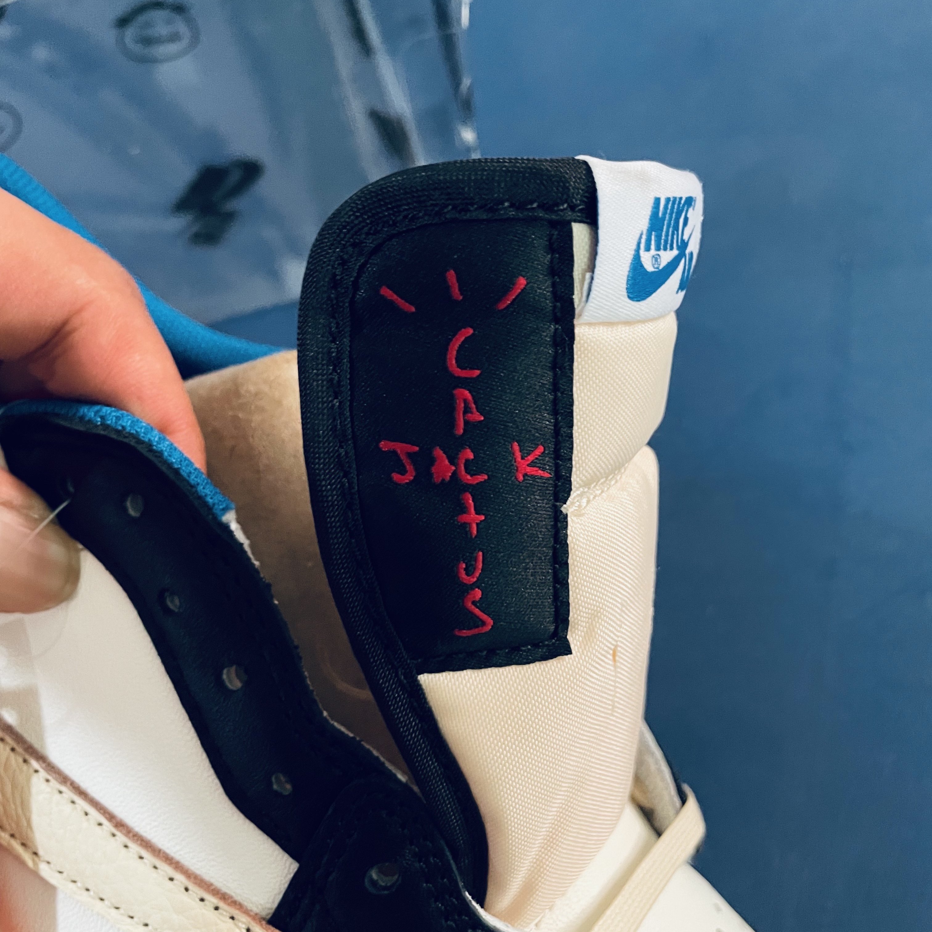 Jordan 1 x Travis Scott x Fragment Retro Low OG SP Military Blue 착용 스타일 - 3