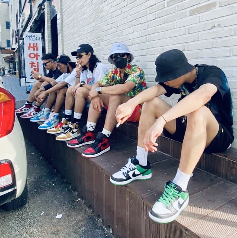 Nike SB Dunk Low Pro Black and Classic Green, Jordan 1 Mid Bred Banned 2020 착용 스타일
