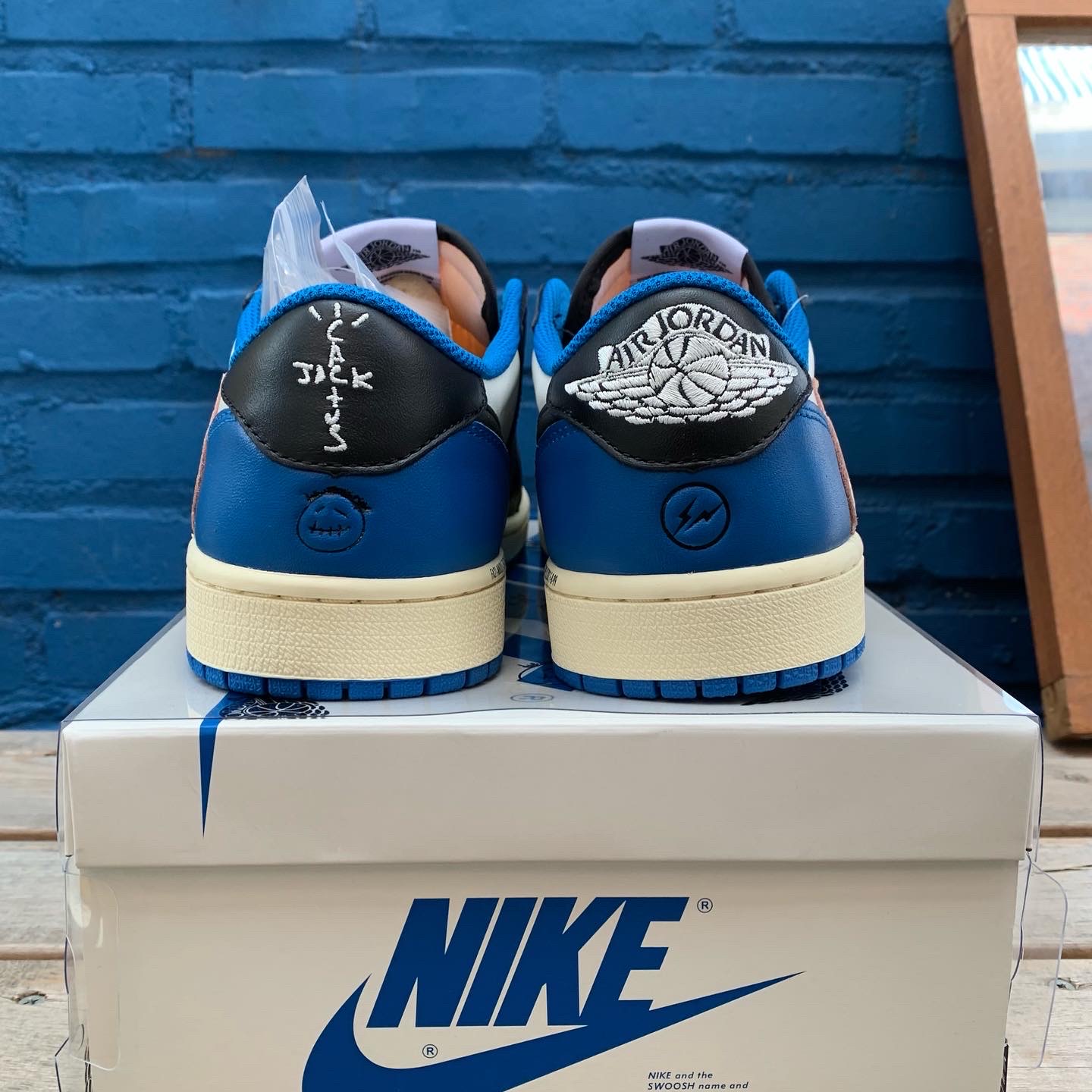 Jordan 1 x Travis Scott x Fragment Retro Low OG SP Military Blue 착용 스타일 - 4