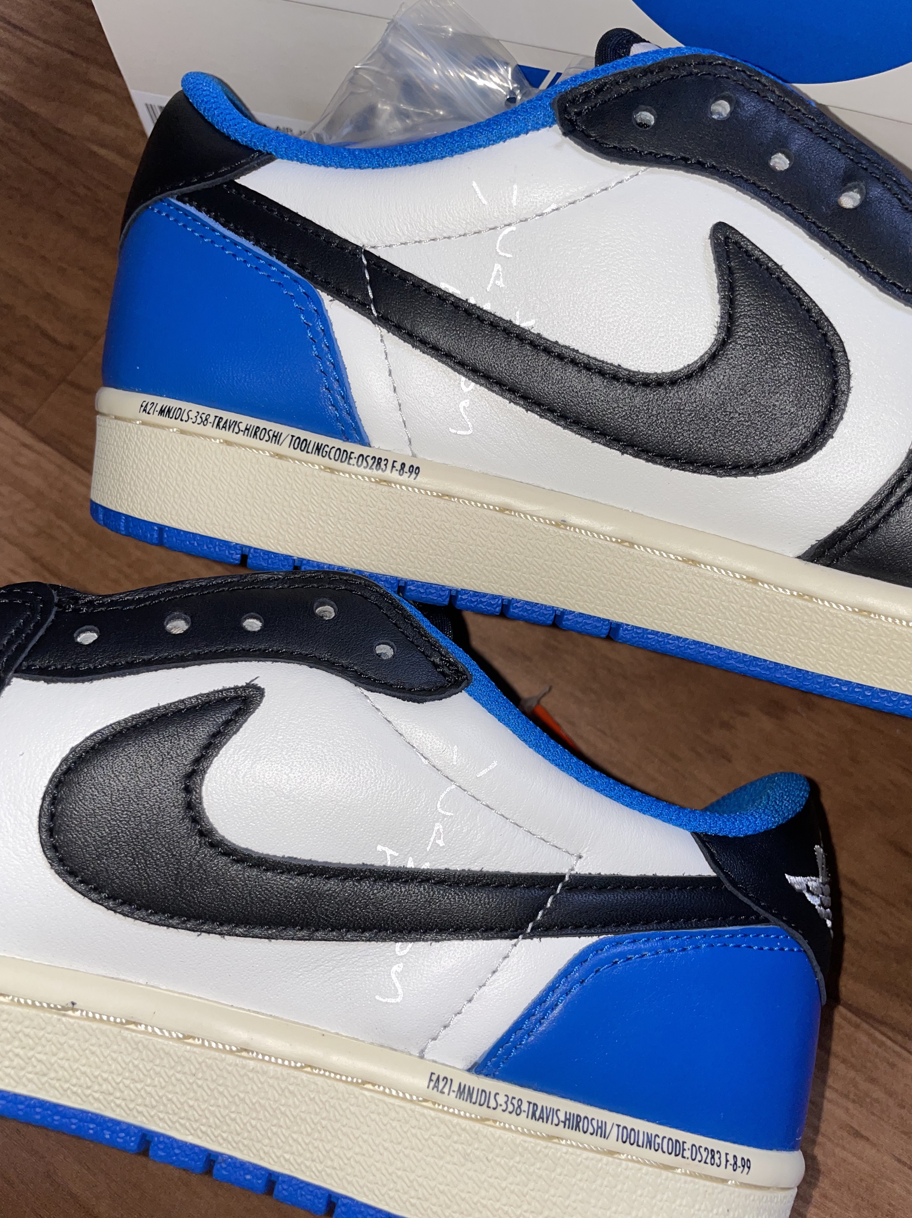 Jordan 1 x Travis Scott x Fragment Retro Low OG SP Military Blue 착용 스타일 - 1