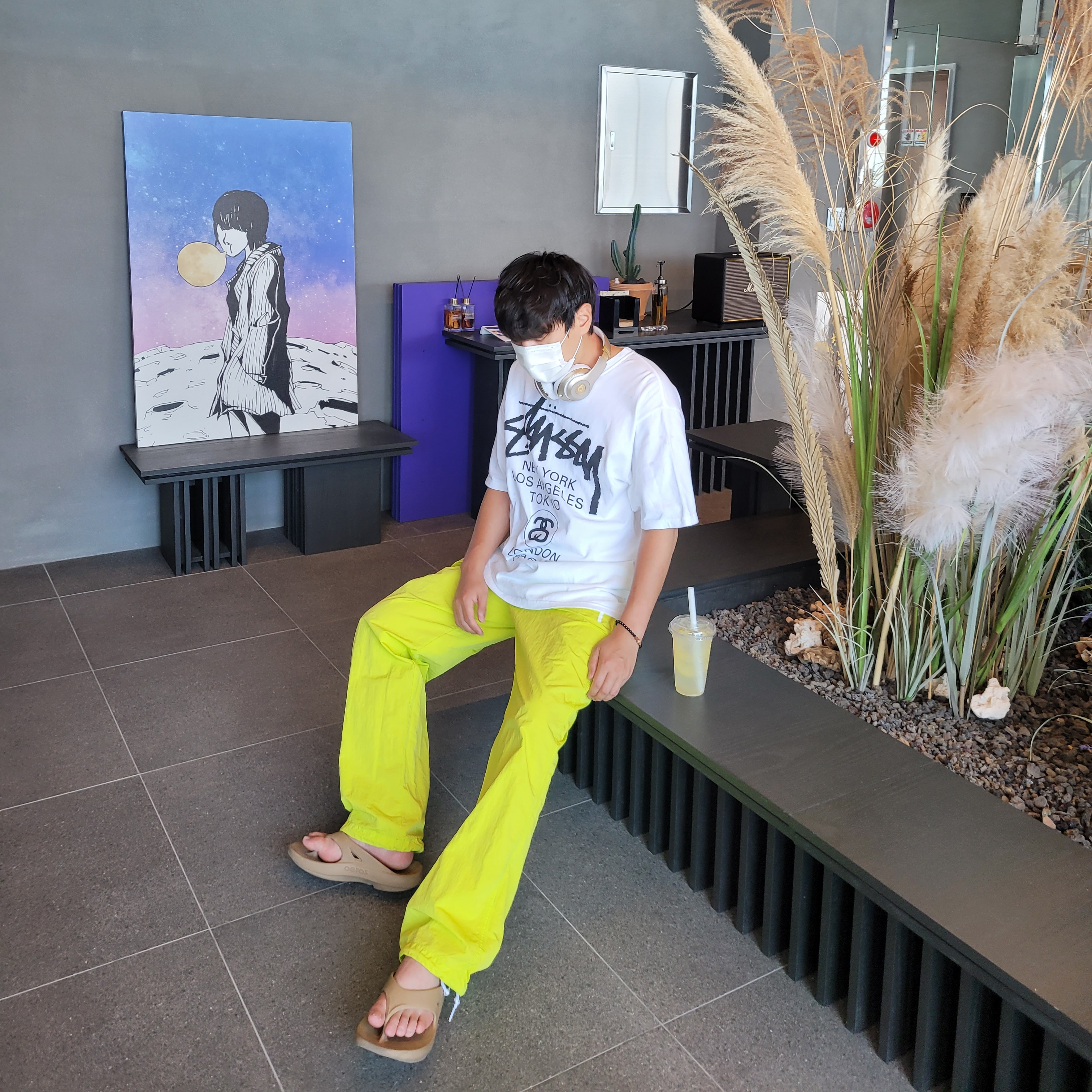 Oofos OOriginal Taupe, Stussy World Tour T-Shirt White 착용 스타일