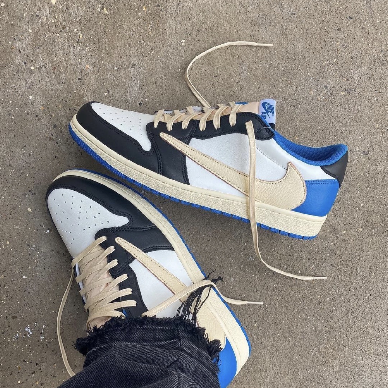 Jordan 1 x Travis Scott x Fragment Retro Low OG SP Military Blue 착용 스타일 - 2