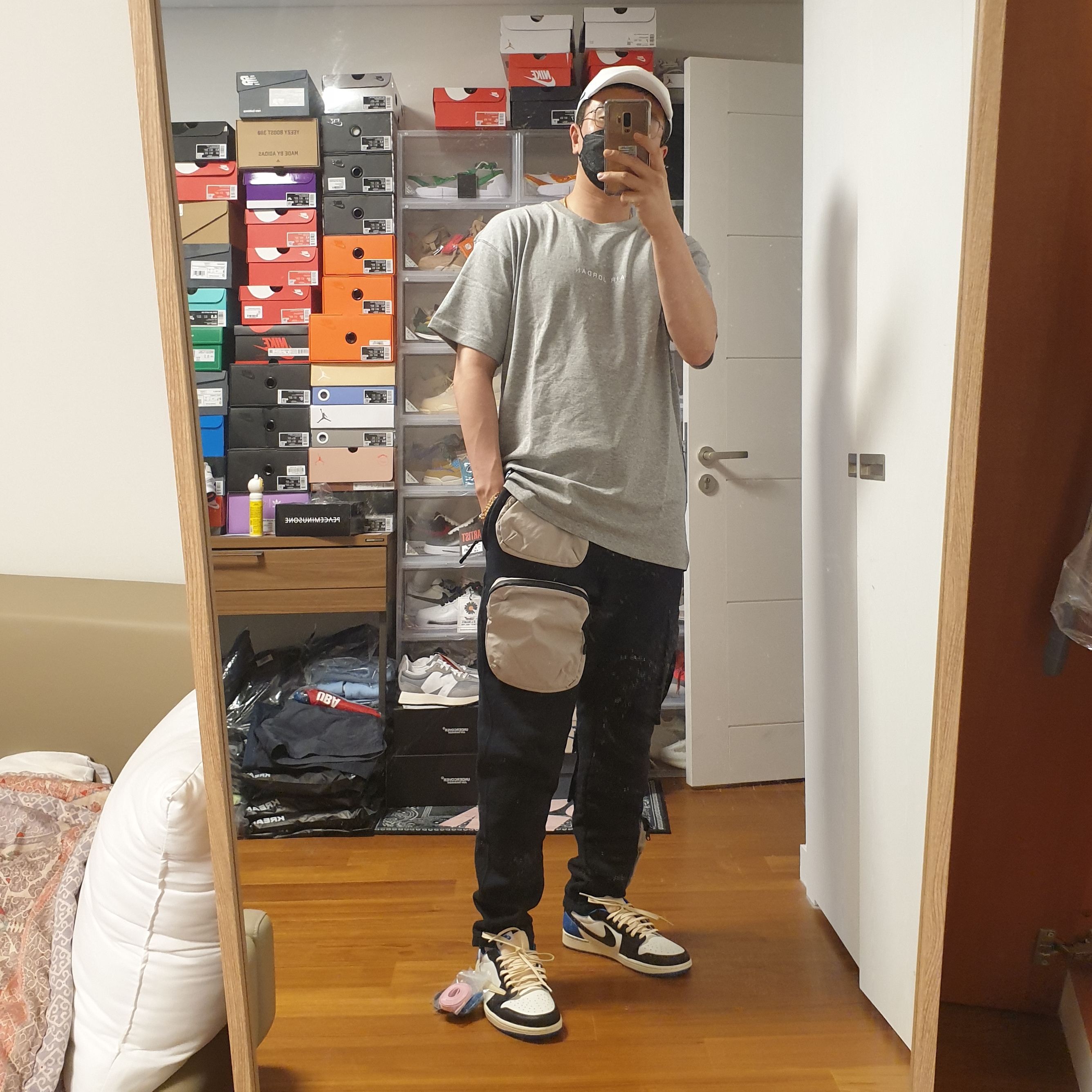 Jordan 1 x Travis Scott x Fragment Retro Low OG SP Military Blue, Nike x Travis Scott NRG AG Utility Sweatpants Black 착용 스타일 - 1