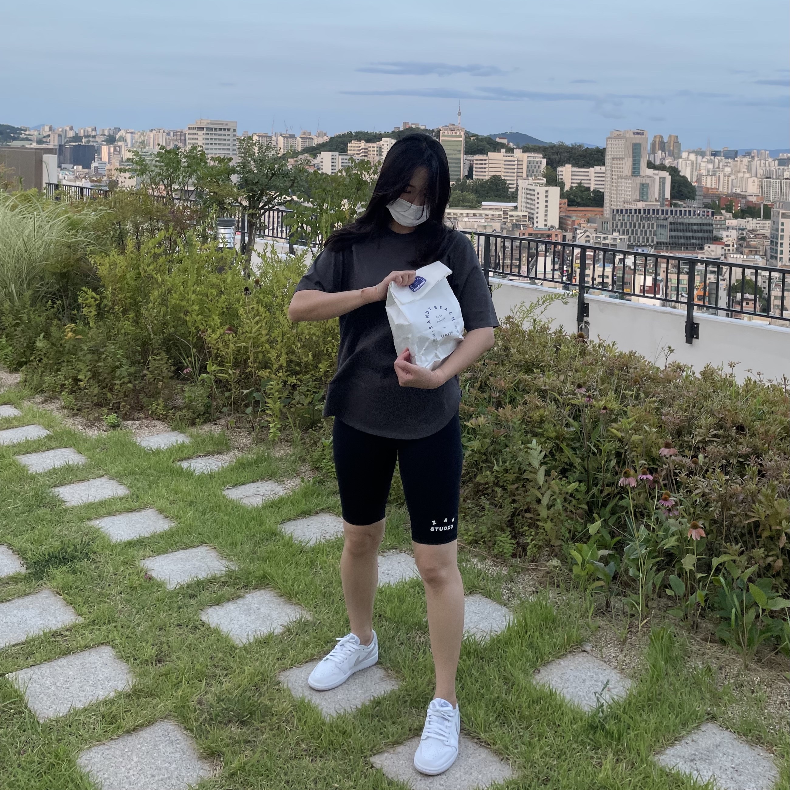 (W) IAB Studio Leggings Shorts Black, (W) Jordan 1 Low OG Neutral Grey 착용 스타일 - 1