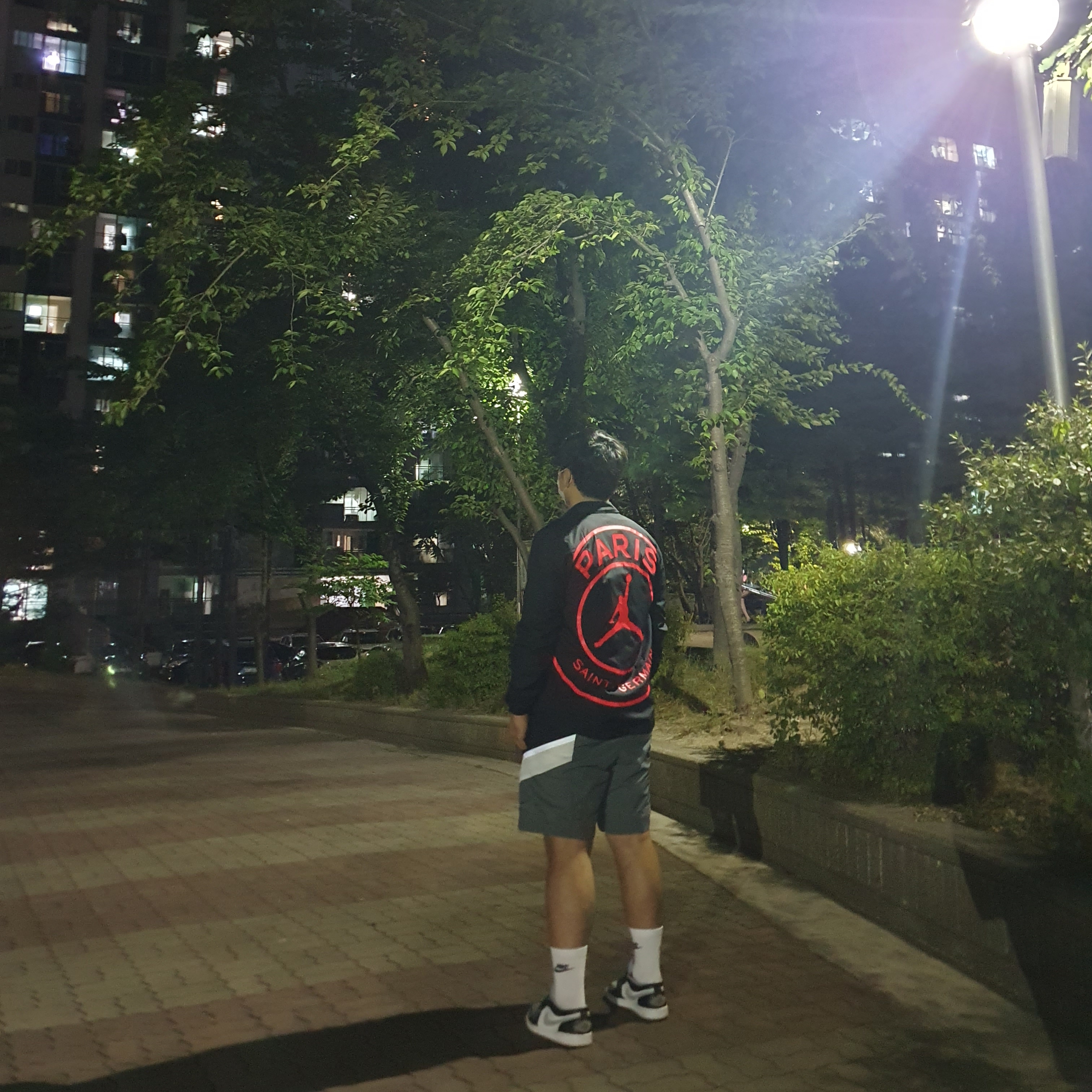 Jordan 1 Low Black Light Smoke Grey, Jordan x Paris Saint-Germain Coach Jacket Black White 착용 스타일 - 2