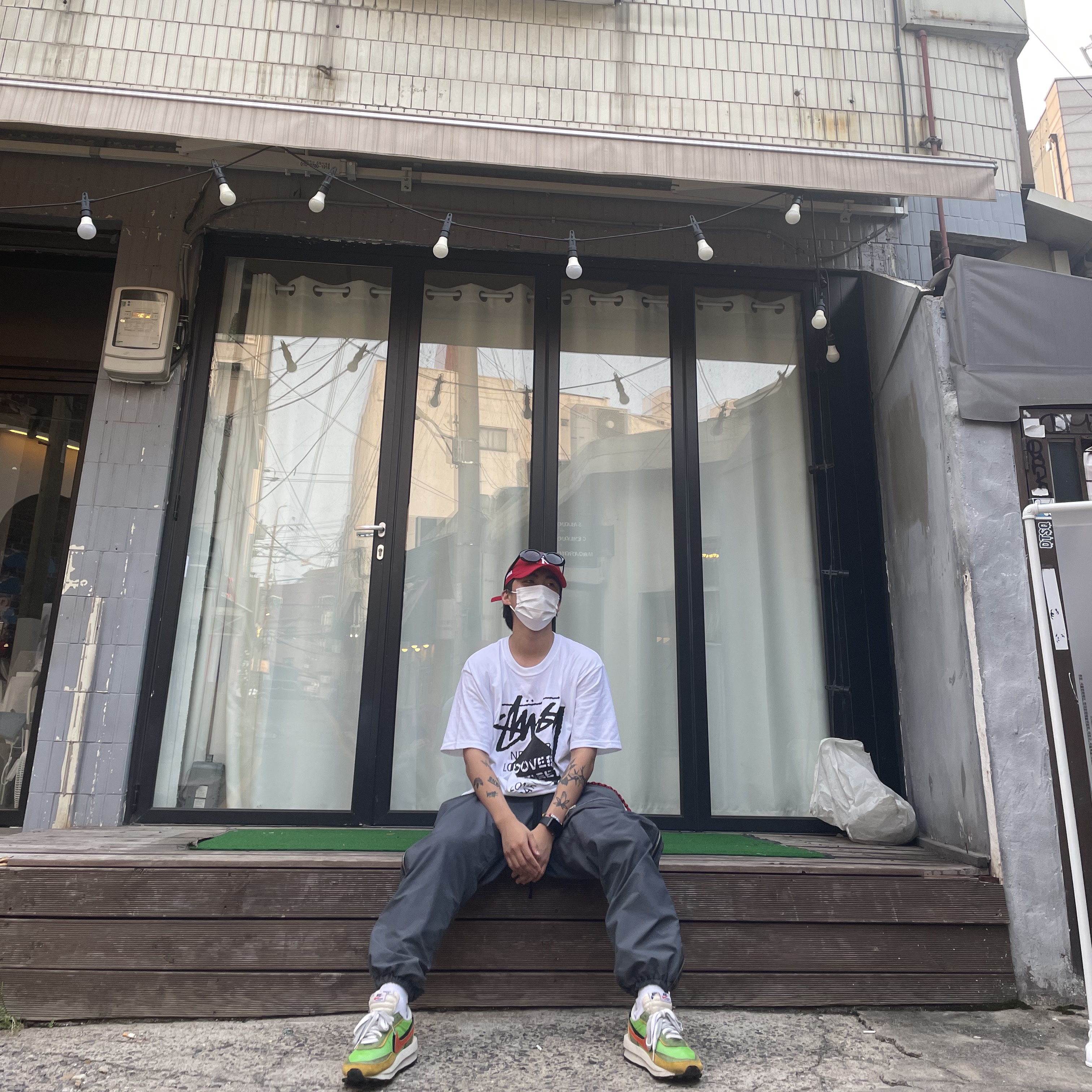 Nike x Sacai LDWaffle Green Multi, Stussy Stock DSM New York T-Shirt White 착용 스타일 - 2