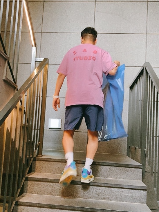 Jordan 4 x Union Retro SP Desert Moss, IAB Studio Pigment T-Shirt Magenta 착용 스타일 - 2