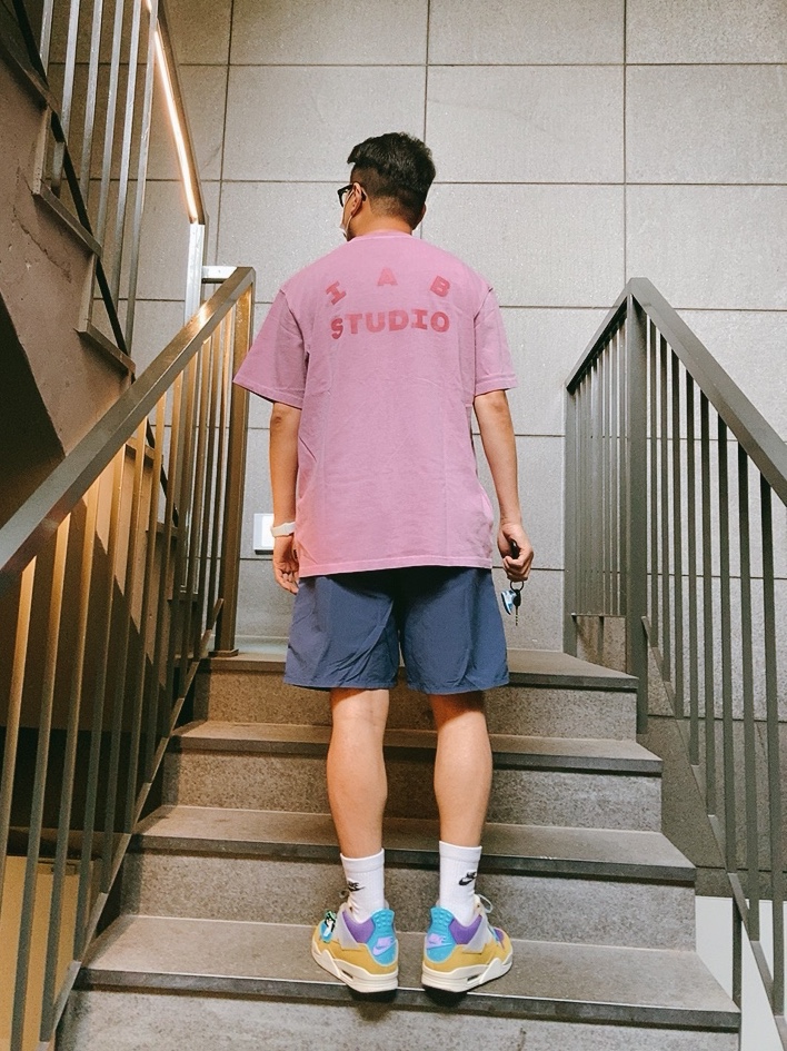 Jordan 4 x Union Retro SP Desert Moss, IAB Studio Pigment T-Shirt Magenta 착용 스타일 - 1