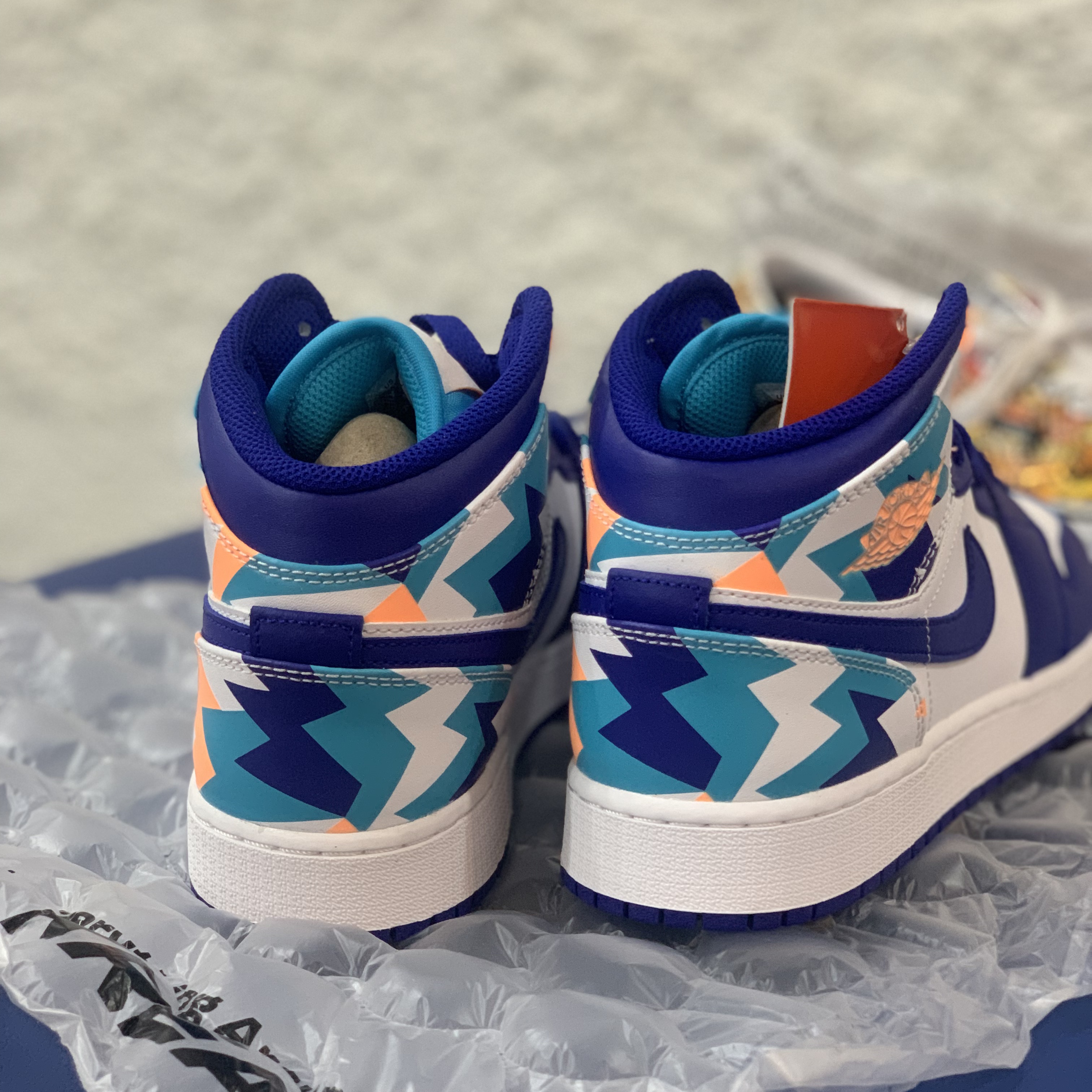 (GS) Jordan 1 Mid Geometric Print ์ฐฉ์ฉ ์คํ์ผ - 4