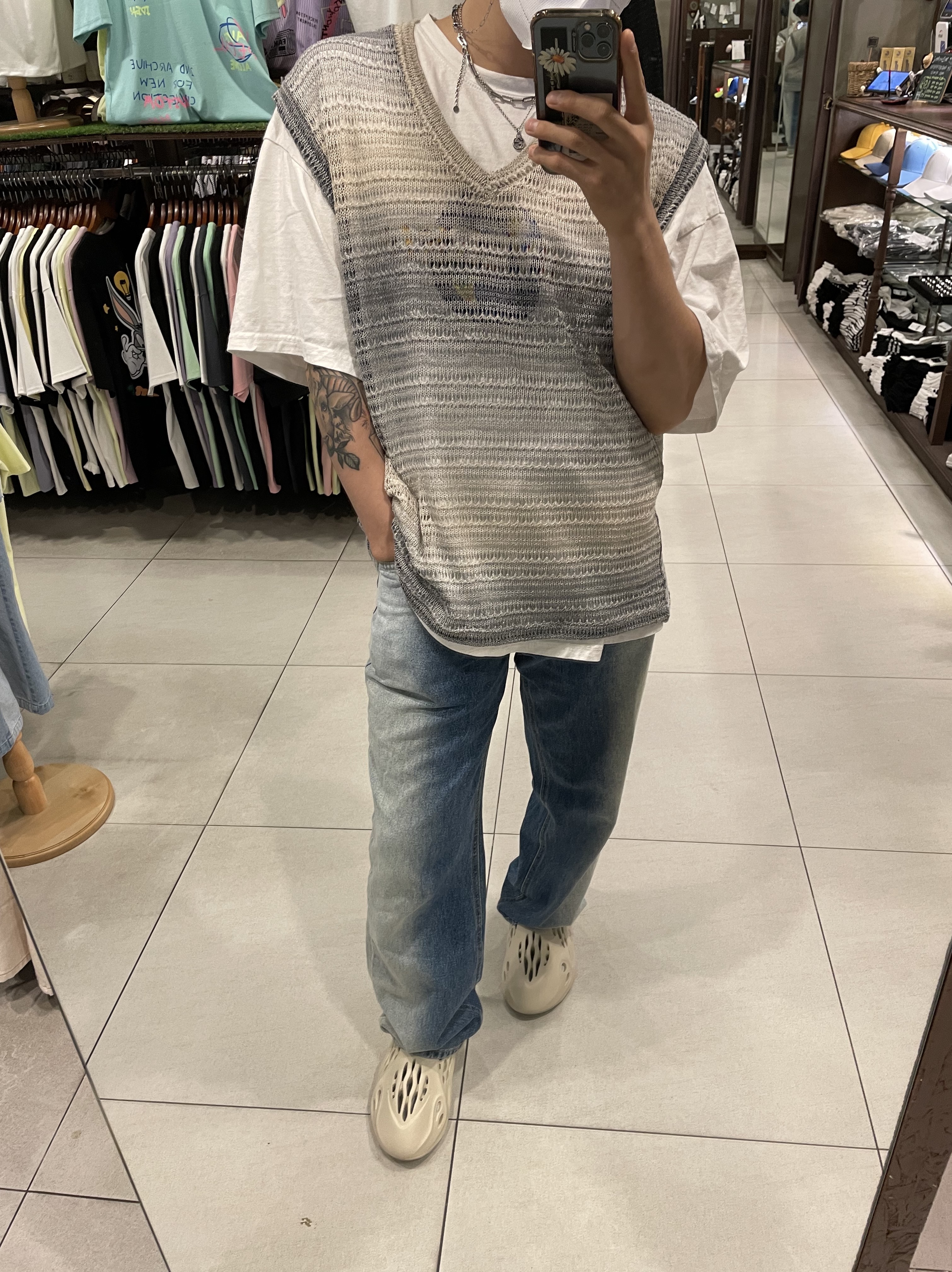 Adidas Yeezy Foam RNNR Sand 착용 스타일