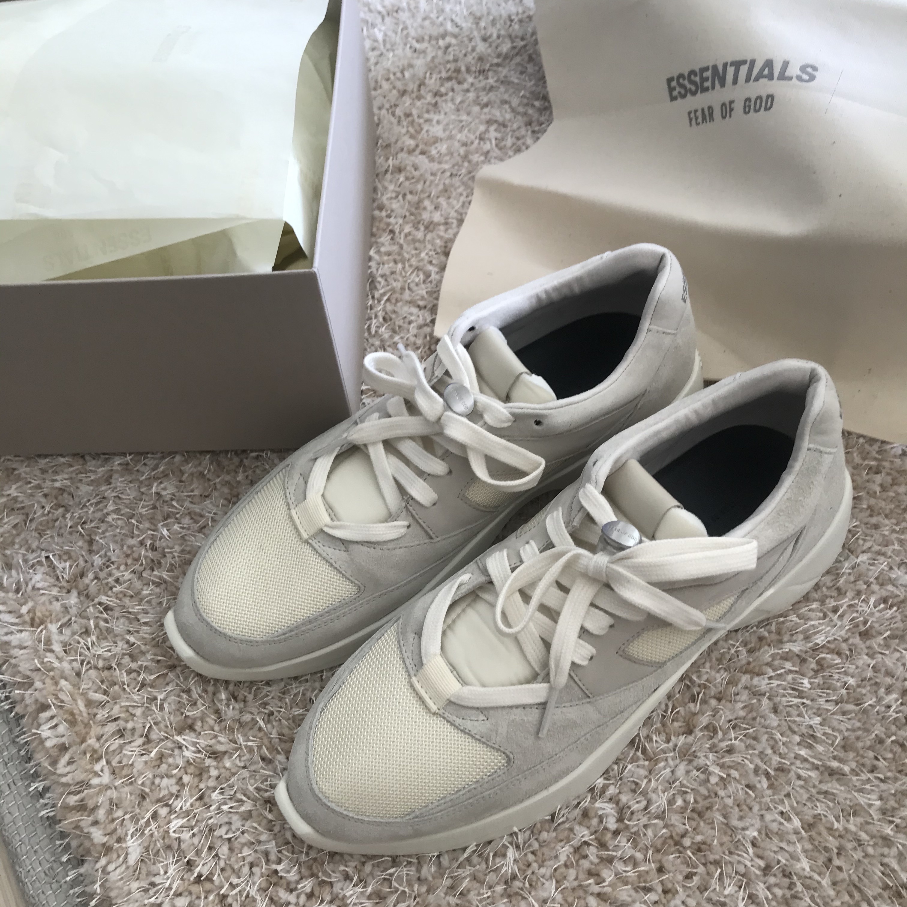 Essentials Distance Sneakers Cream 착용 스타일