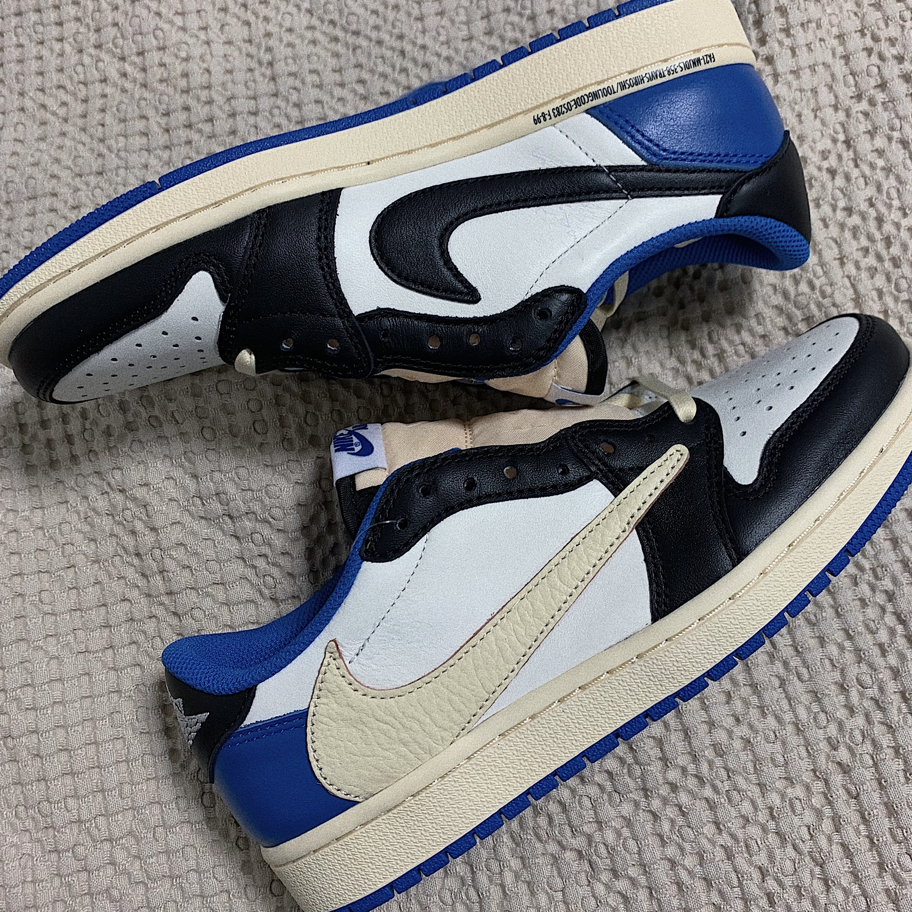 Jordan 1 x Travis Scott x Fragment Retro Low OG SP Military Blue 착용 스타일 - 1