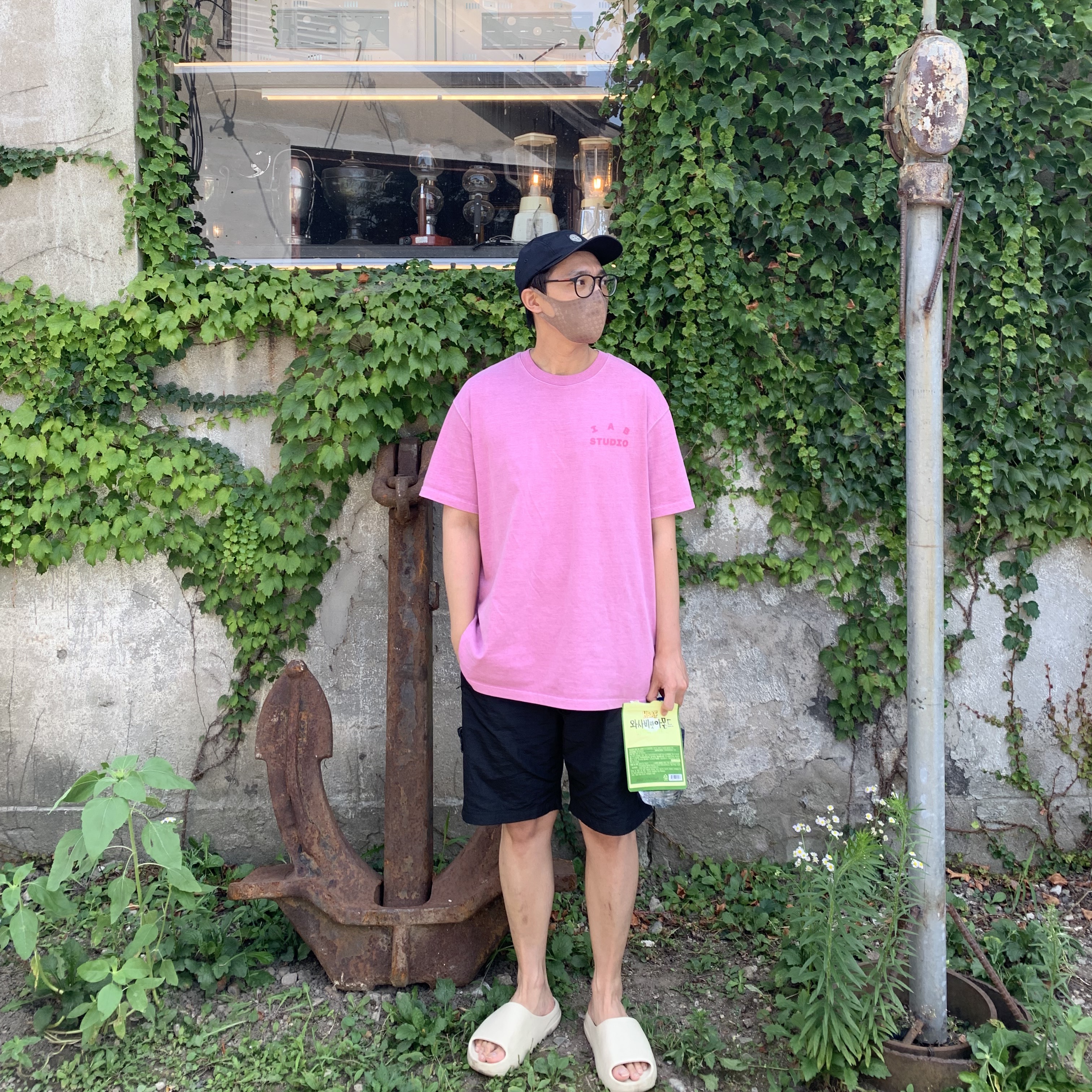 IAB Studio Pigment T-Shirt Magenta, Adidas Yeezy Slide Bone 착용 스타일