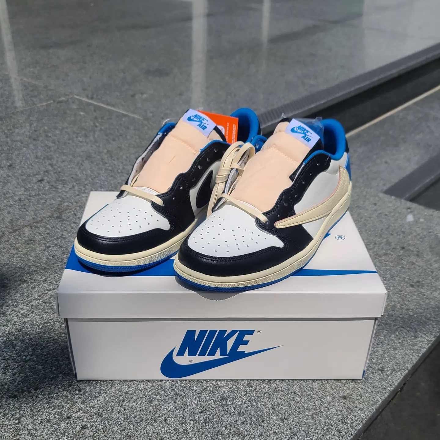 Jordan 1 x Travis Scott x Fragment Retro Low OG SP Military Blue 착용 스타일 - 1