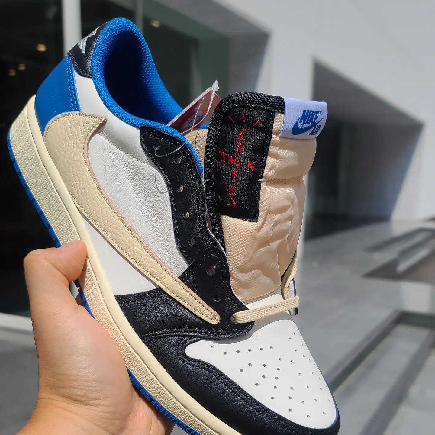 Jordan 1 x Travis Scott x Fragment Retro Low OG SP Military Blue 착용 스타일 - 2