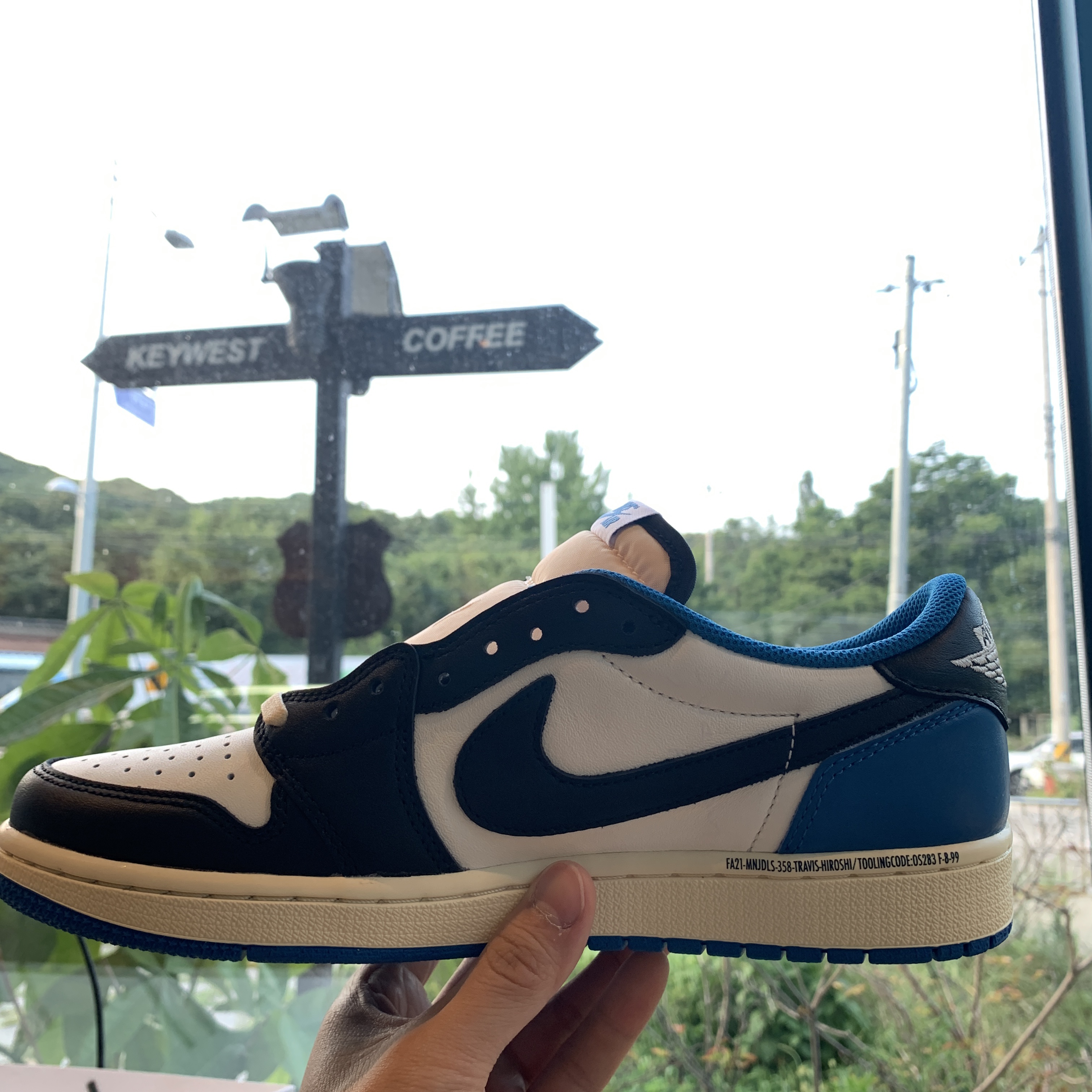 Jordan 1 x Travis Scott x Fragment Retro Low OG SP Military Blue 착용 스타일 - 1