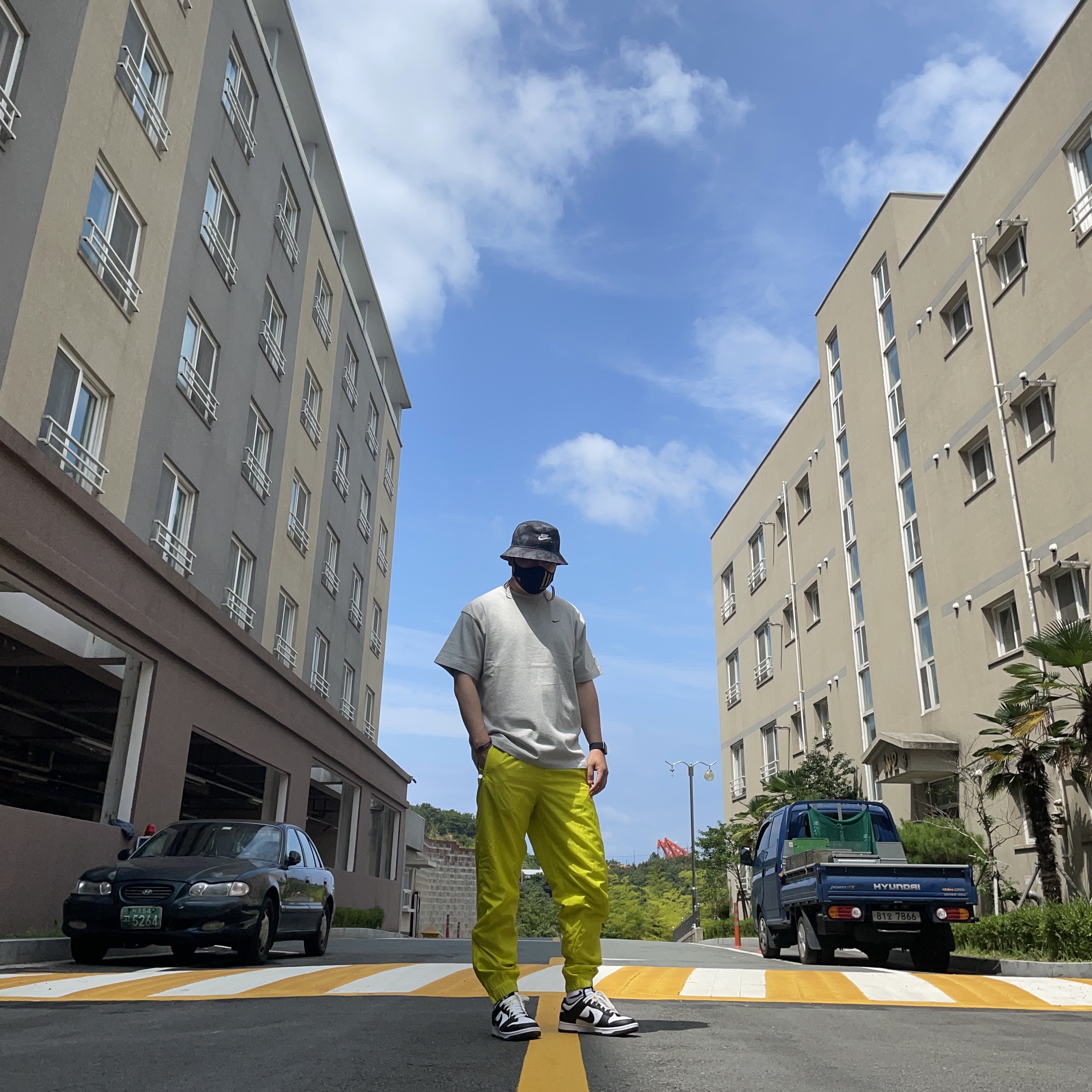 Nike x Kim Jones Oversized T-Shirt Grey Heather - US/EU, Nike x Kim Jones Track Pants High Voltage - US/EU 착용 스타일 - 1