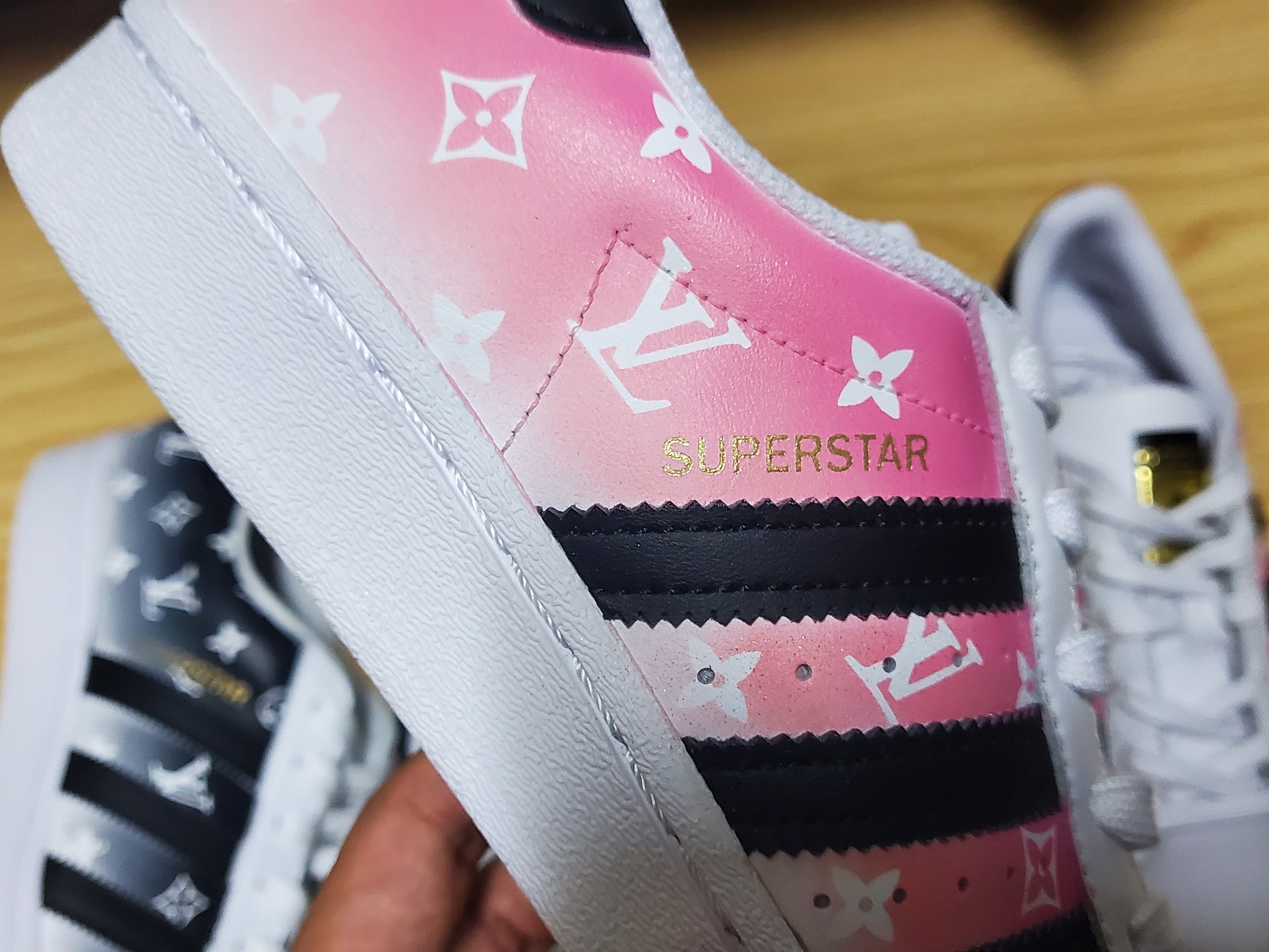 Adidas Superstar White Black 착용 스타일 - 2