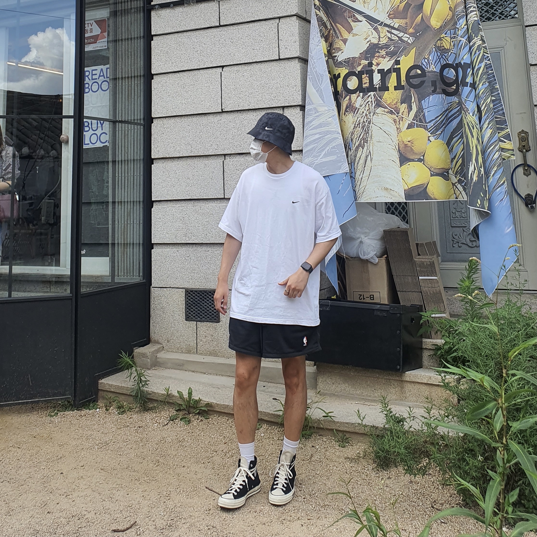 Nike NRG Bucket Hat Black, Nike NRG Solo Swoosh T-Shirt White - US/EU 착용 스타일 - 1