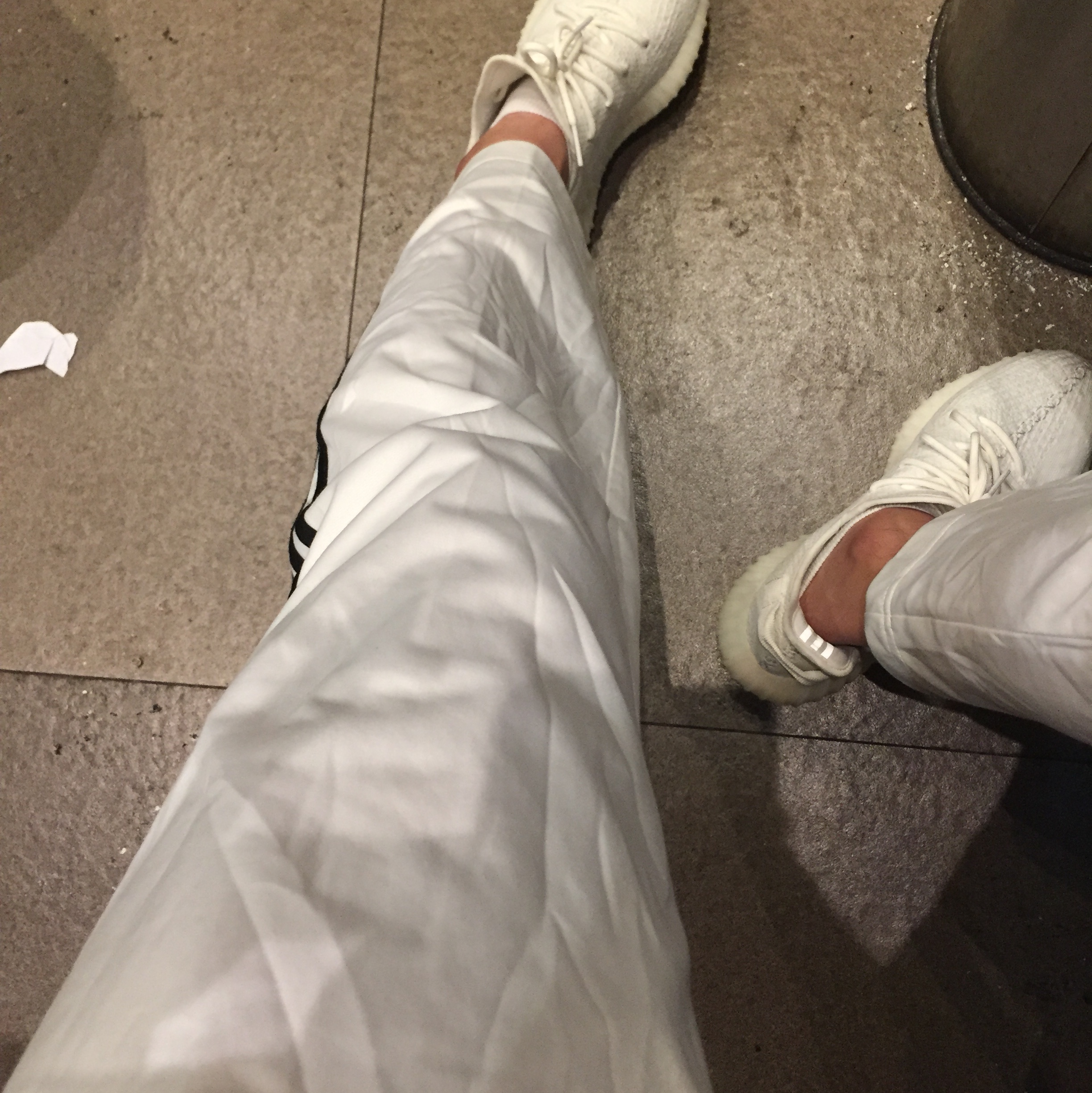 Adidas Yeezy Boost 350 V2 Cream/Triple White 착용 스타일