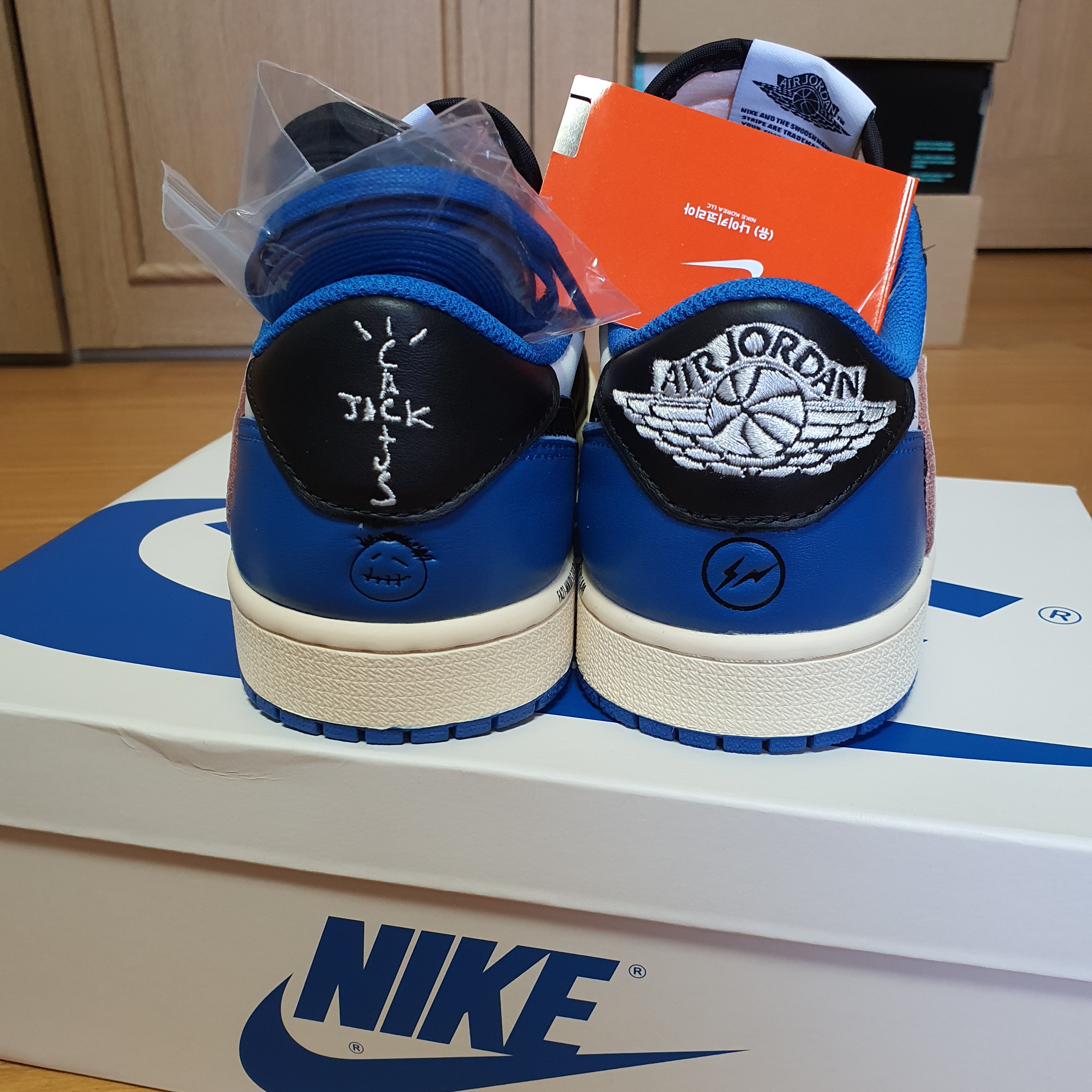 Jordan 1 x Travis Scott x Fragment Retro Low OG SP Military Blue 착용 스타일 - 4