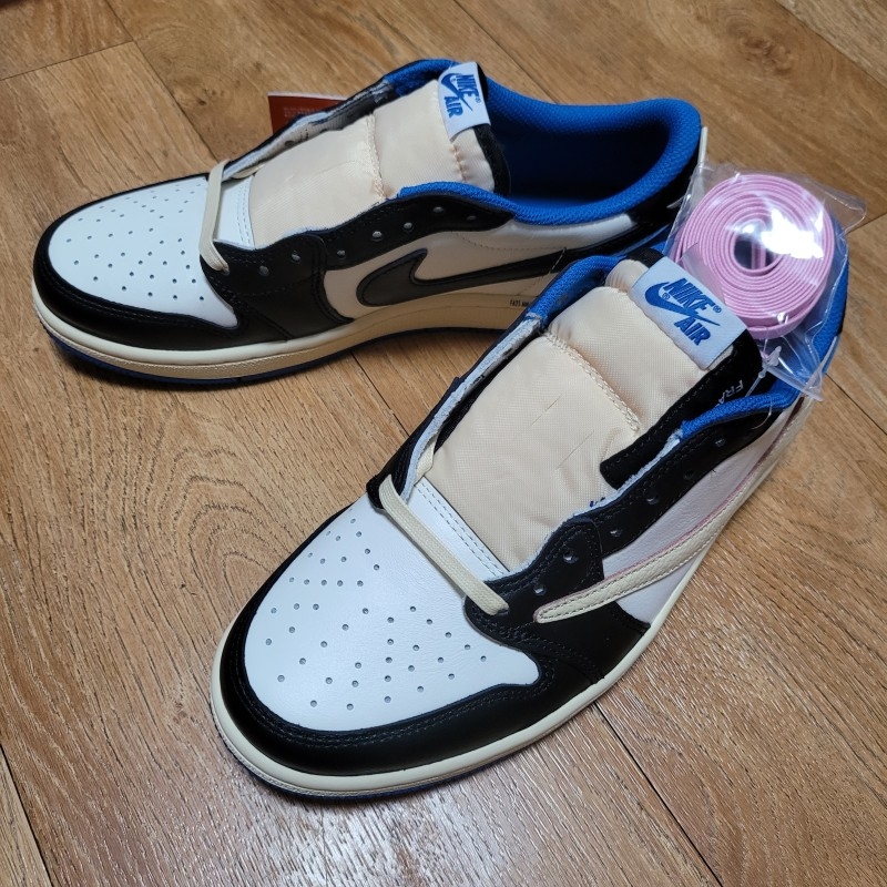 Jordan 1 x Travis Scott x Fragment Retro Low OG SP Military Blue 착용 스타일 - 2