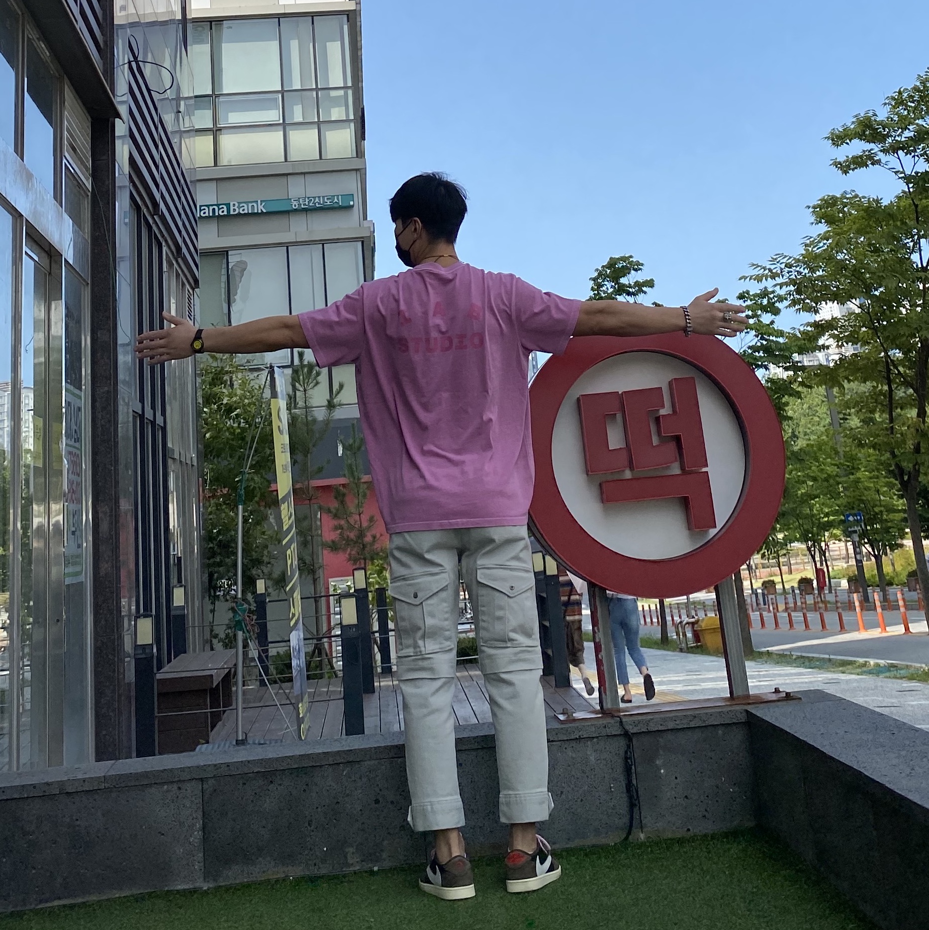 Jordan 1 x Travis Scott Retro Low OG SP Mocha, IAB Studio Pigment T-Shirt Magenta 착용 스타일 - 2
