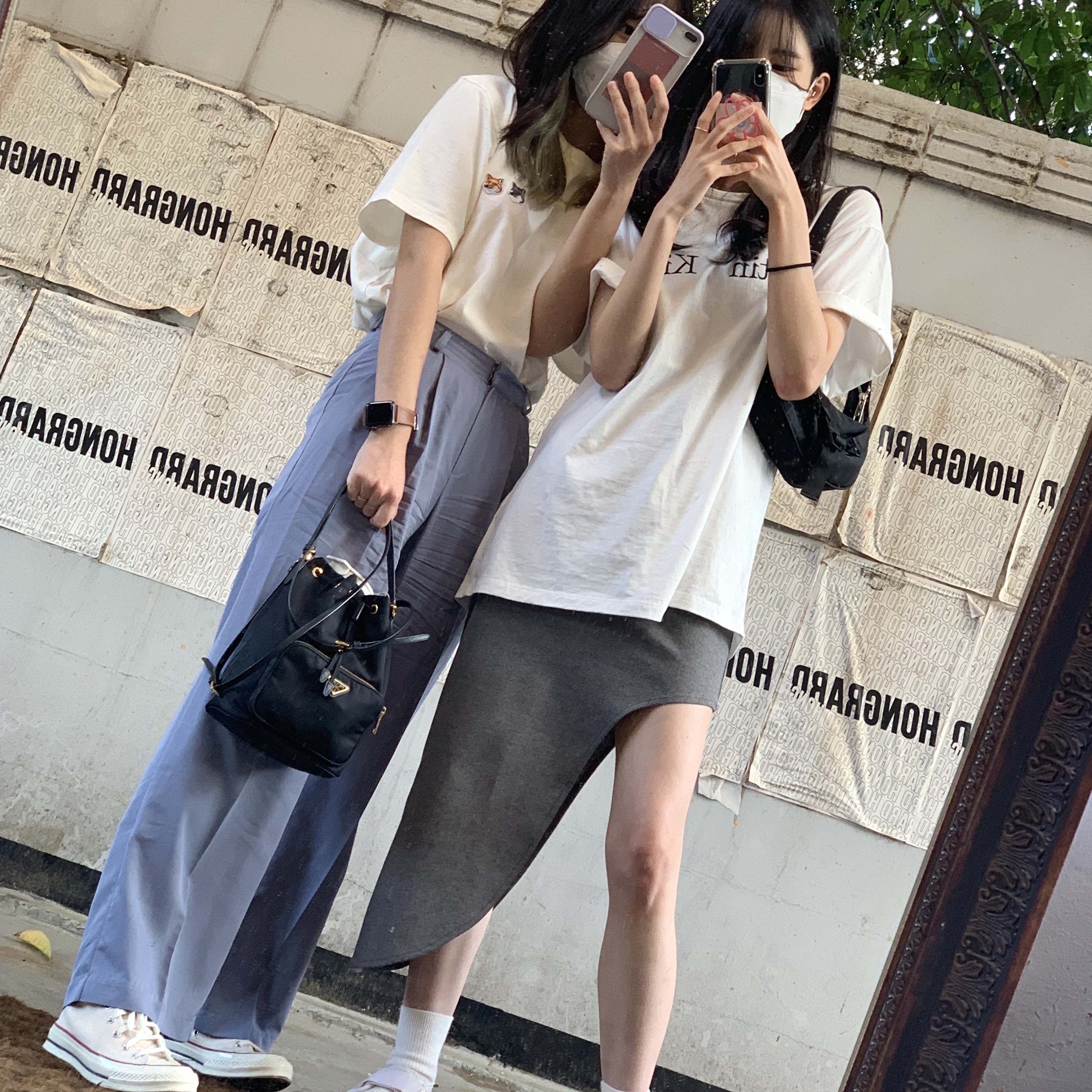 Maison Kitsune Double Fox Head Patch Classic T-Shirt Latte, Converse Chuck 70 High Parchment 착용 스타일 - 1