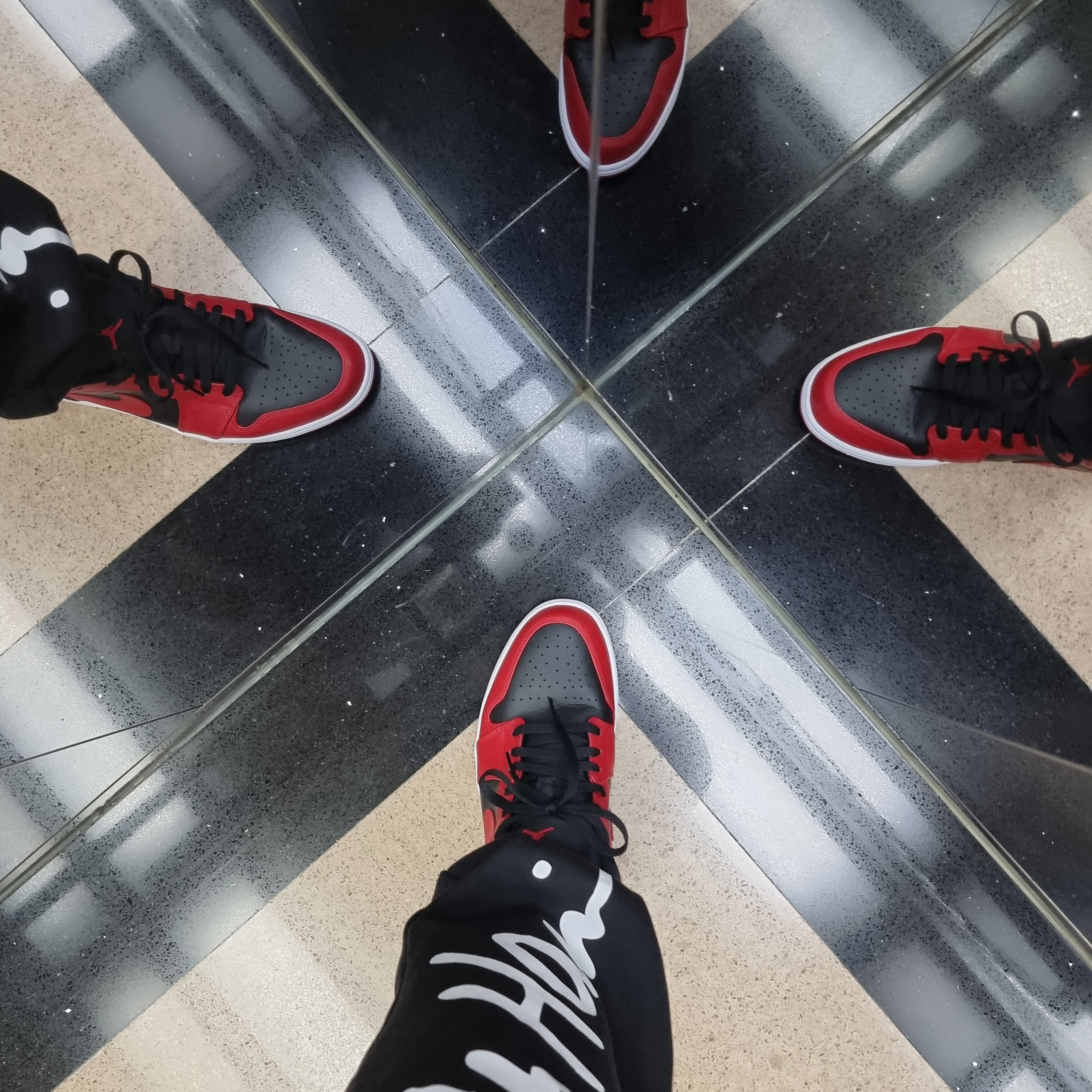 Jordan 1 Low Varsity Red 착용 스타일 - 1