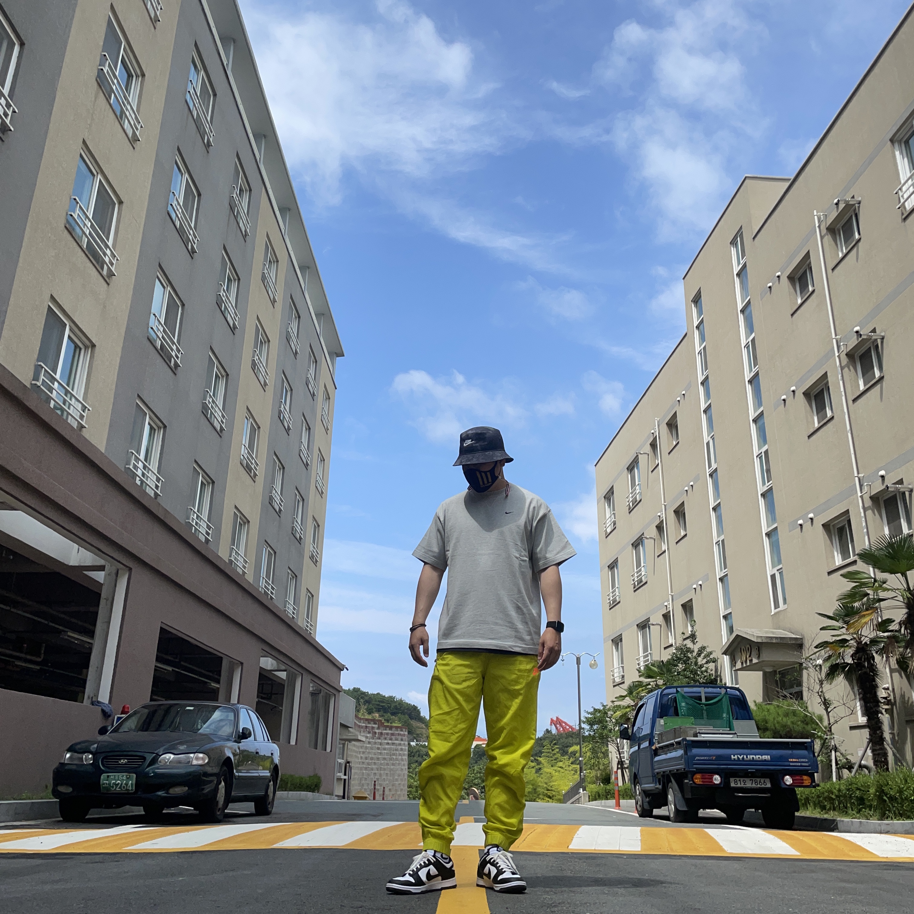 Nike x Kim Jones Oversized T-Shirt Grey Heather - US/EU, Nike x Kim Jones Track Pants High Voltage - US/EU 착용 스타일 - 2