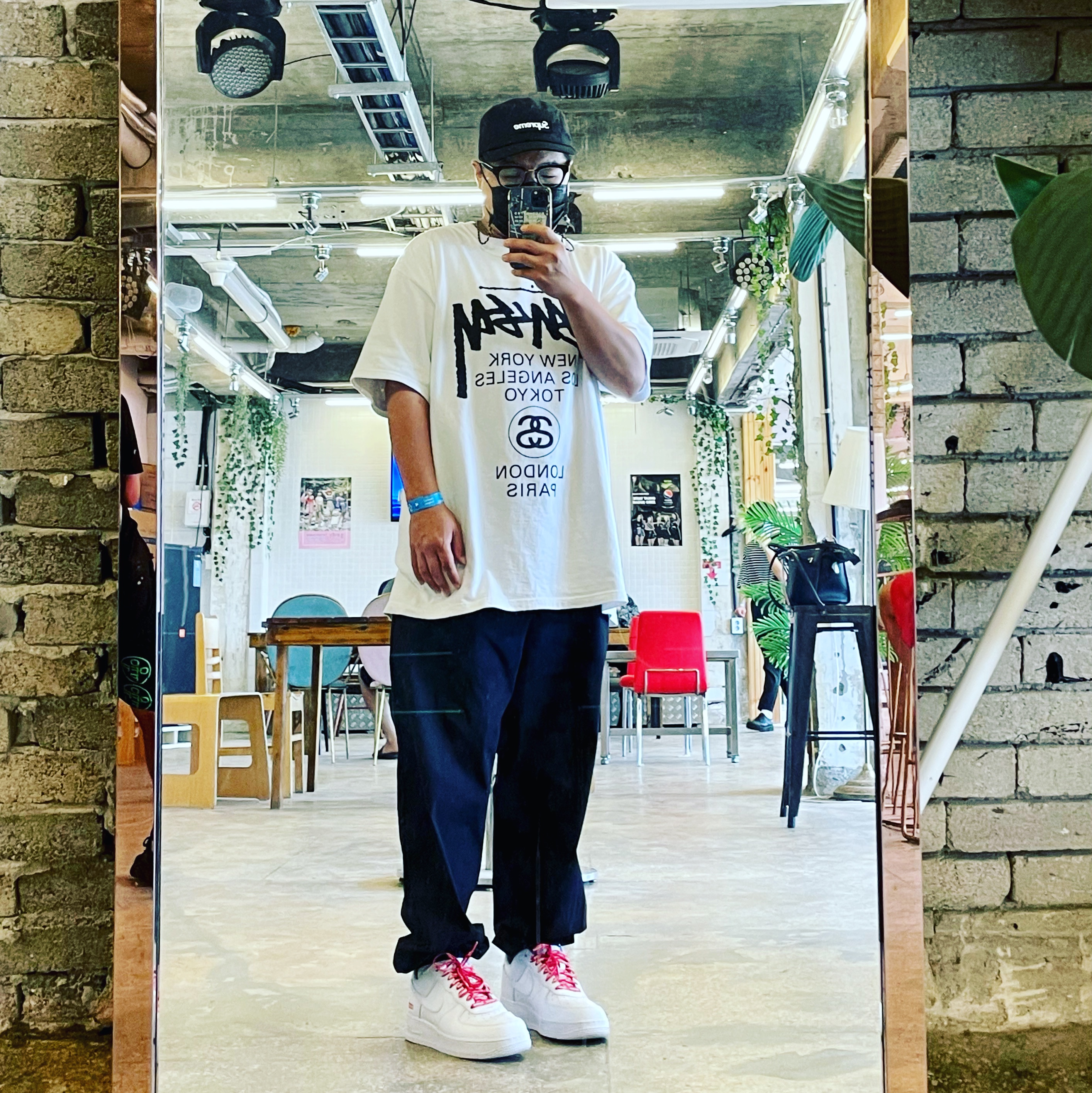 Stussy World Tour T-Shirt White, Nike x Supreme Air Force 1 Low White 착용 스타일